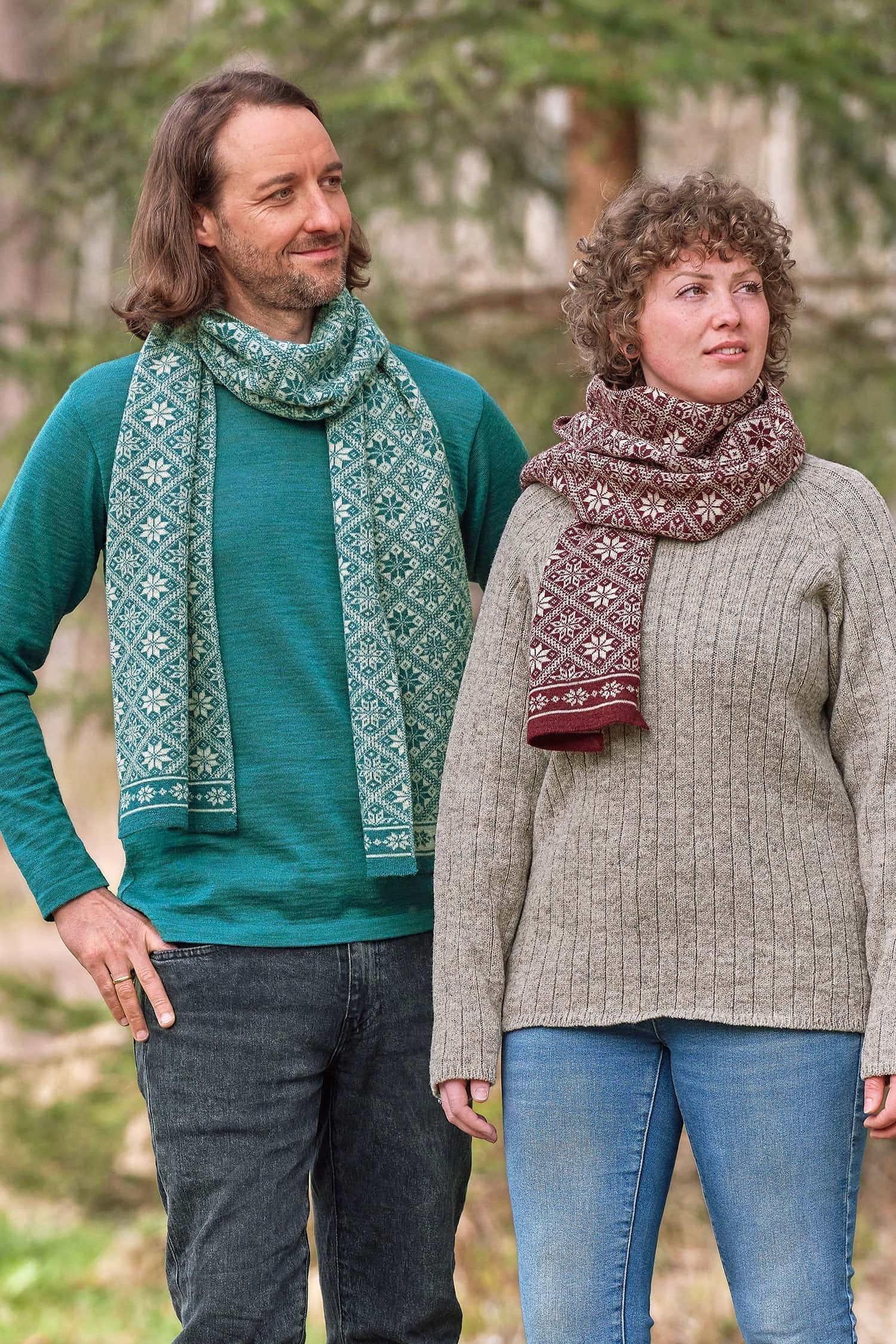 Schal Svea Frau und Mann tragen Wollpullis und Schal mit winterlichem Muster in burgunder und türkis aus bio Wolle (kbT)