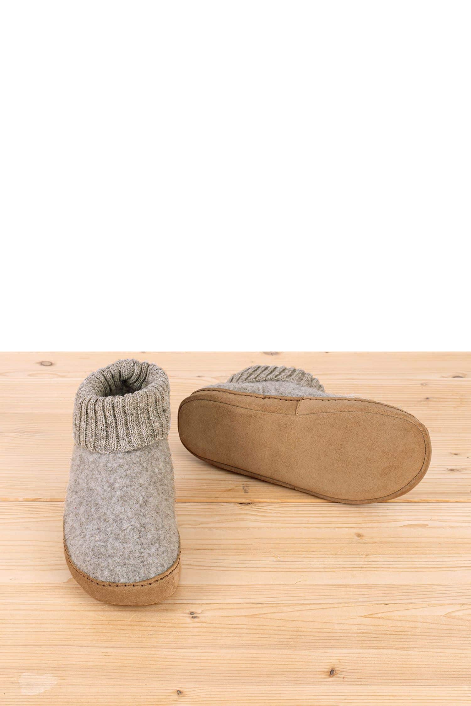 hellgraue Finkhof Hüttenschuhe aus pflanzlich gegerbtem Leder und bio Wolle (kbT) auf Holzboden von vorne und unten