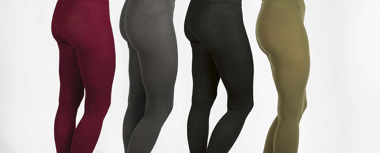 vier Menschen mit Finkhof Baumwollleggings in verschiedenen Farben stehen nebeneinander