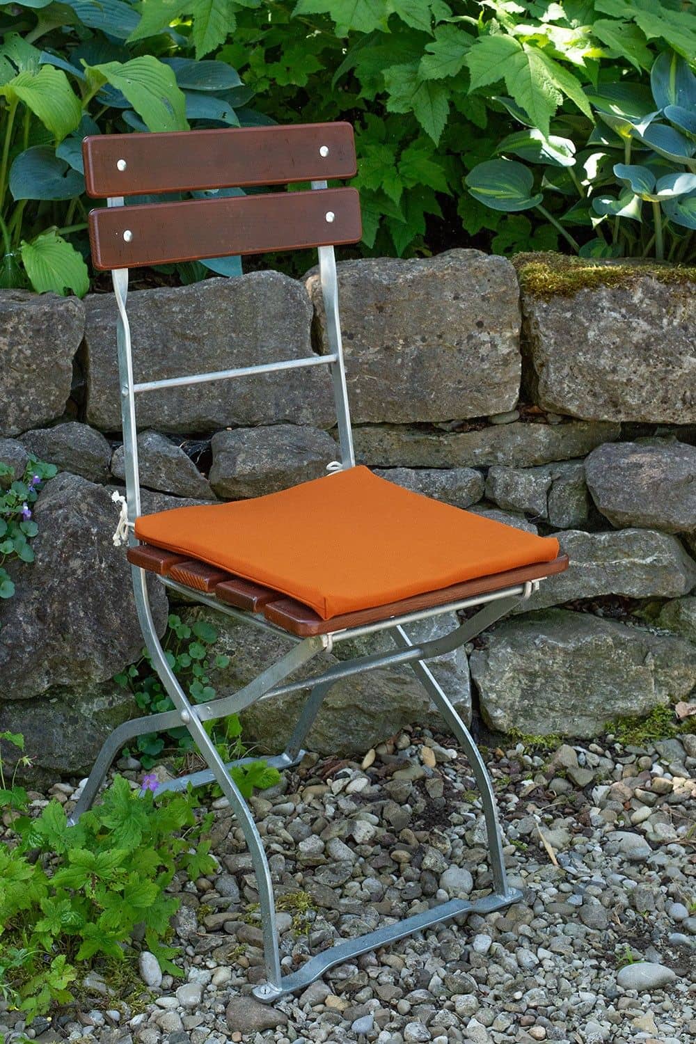 brauner Gartenstuhl mit orangem Stuhlpolsterbezug aus bio Baumwolle (kbA) vom Finkhof