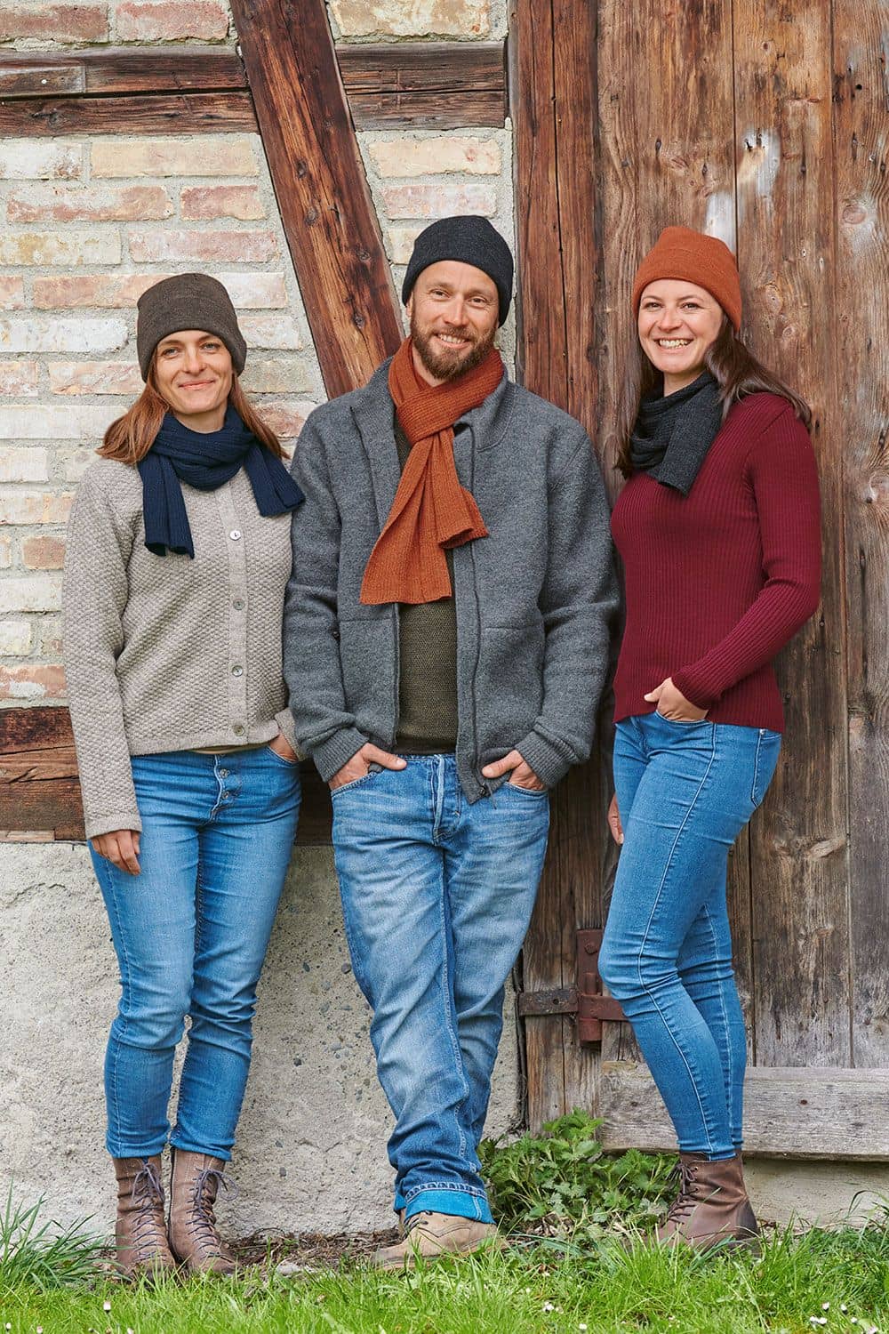 Strickschal Drei Personen tragen Finkhof-Strickschals aus Bio Schurwolle (kbT), mit Mützen auf Gruppenbild