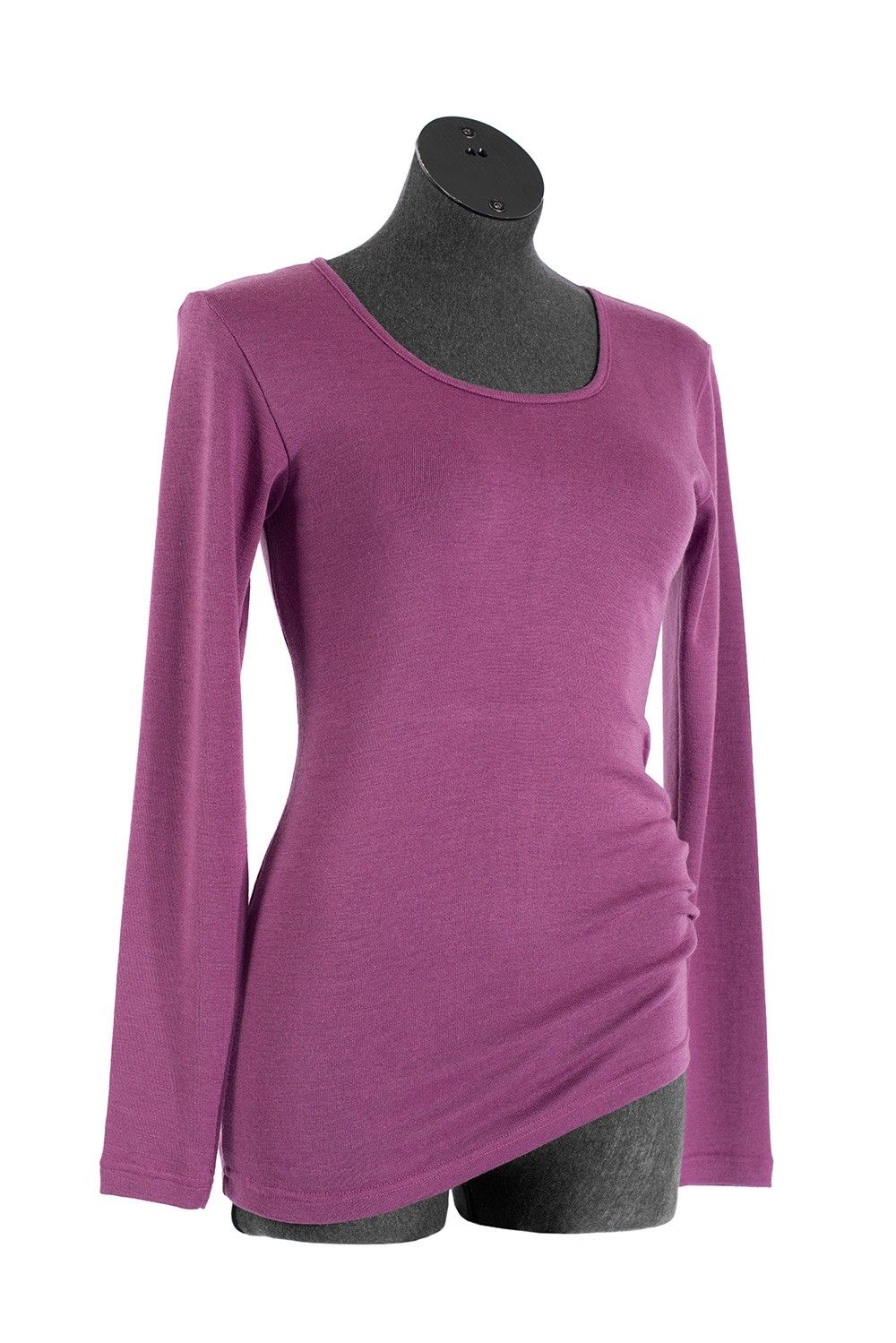 lila unifarbiges Langarmshirt aus bio Wolle (kbT) und Seide an Schneiderpuppe
