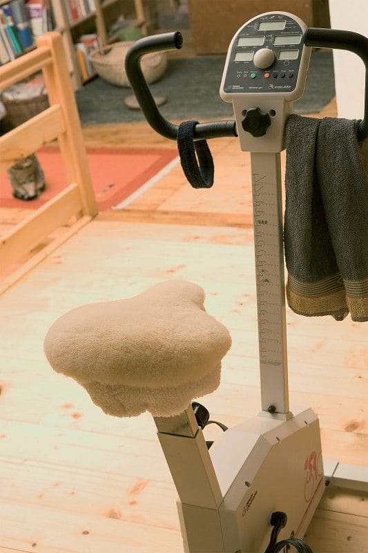 weißer extrabreiter pflanzlich gegerbter Sattelbezug vom Finkhof aus bio Wolle (kbT) und Schaffell auf Hometrainer