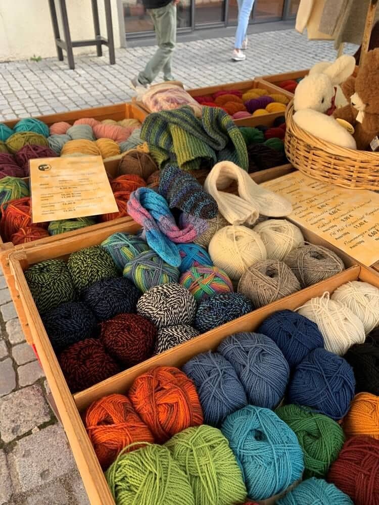 finkhof-maerkte-saison-und-themenmaerkte-3 Wollen in Holzkisten bei Finkhof Marktstand
