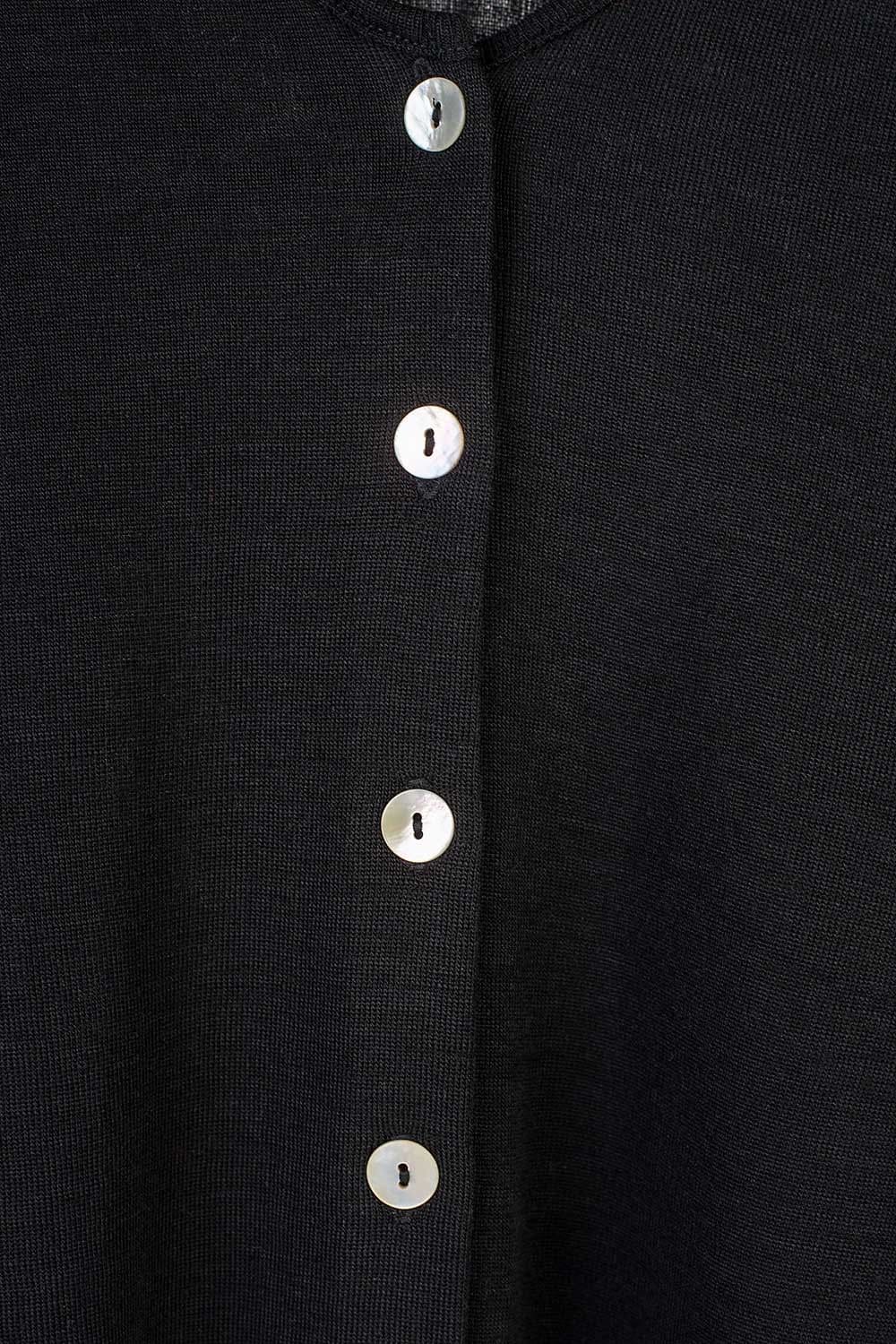 Detailaufnahme von den Knöpfen des schwarzen Cardigans aus bio Wolle (kbT) und Seide