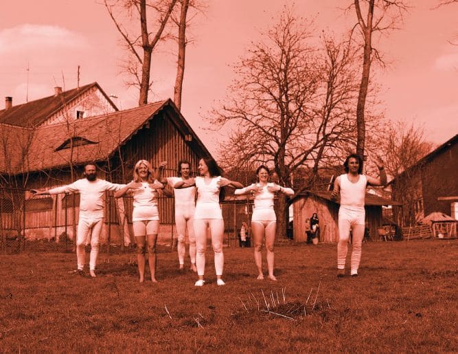 Finkhöfler in weißer Kleidung machen Sport