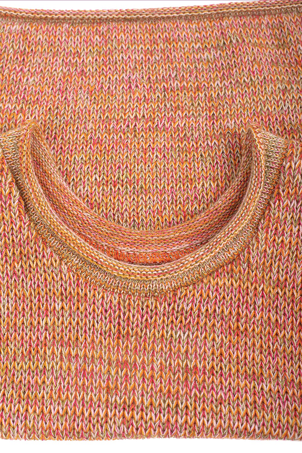 Detailaufnahme vom Kragen des orangemelierten Pullunder aus bio Wolle (kbT)
