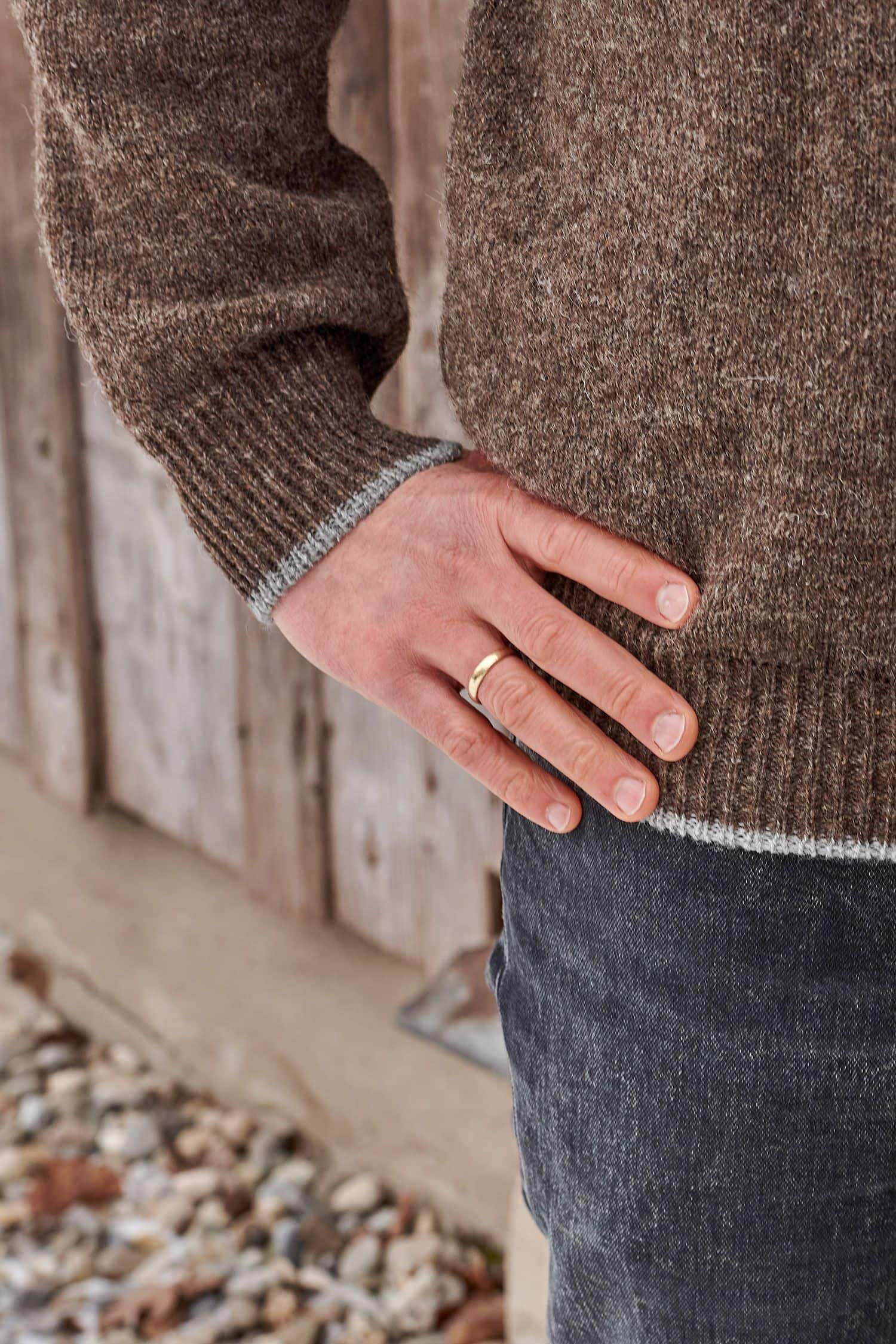 Detailaufnahme der grauen Abschlüsse des braunen Finkhof Pullis aus bio Wolle (kbT)