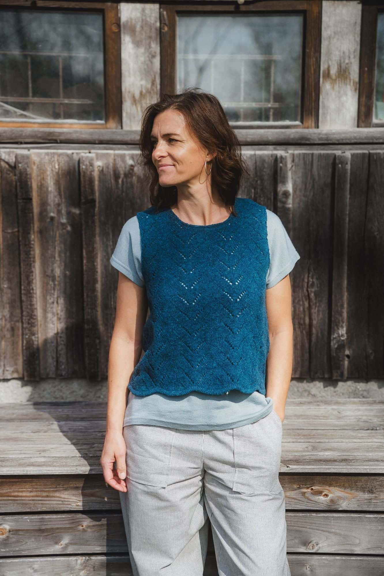 Finkhof-Ajour-Damen-Strickpullunder Frau trägt Finkhof-Ajour-Damen-Strickpullunder seeblau aus regionaler Bio-Schurwolle