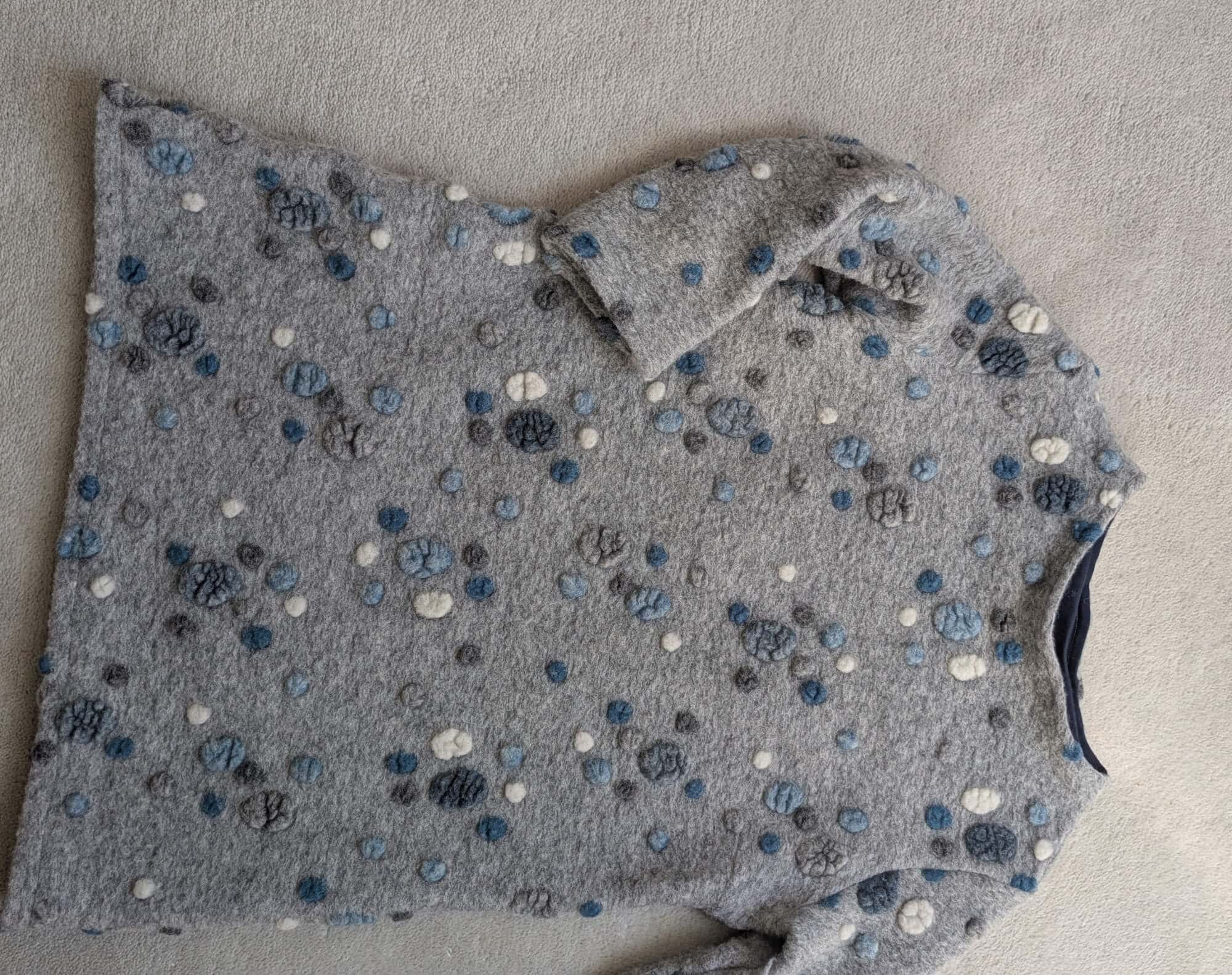 Minikleid aus blau grau gepunktetem Musterwalk, liegend