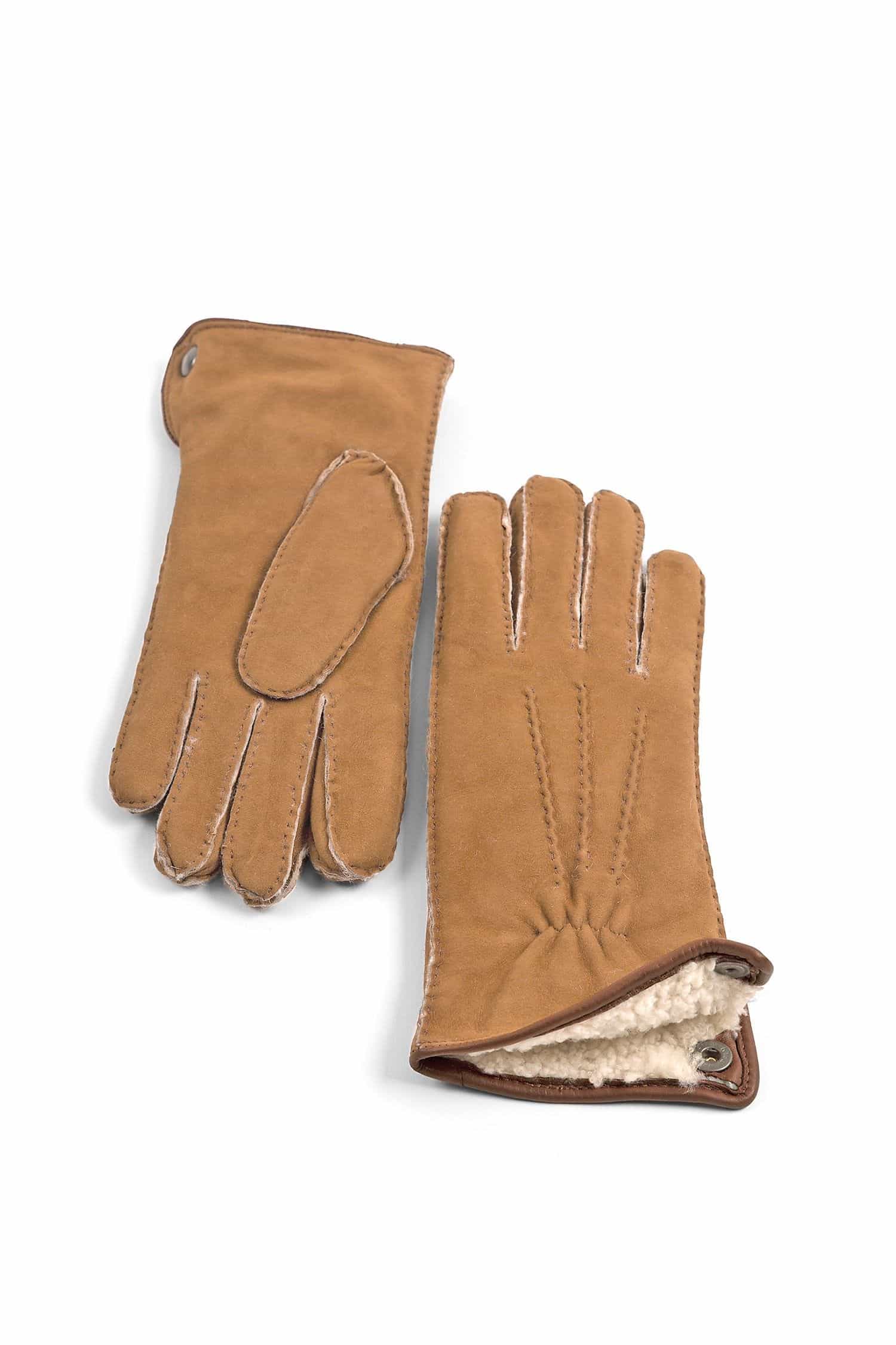 ein Paar hellbraune Fell-Fingerhandschuhe aus Pelzvelour, Freisteller