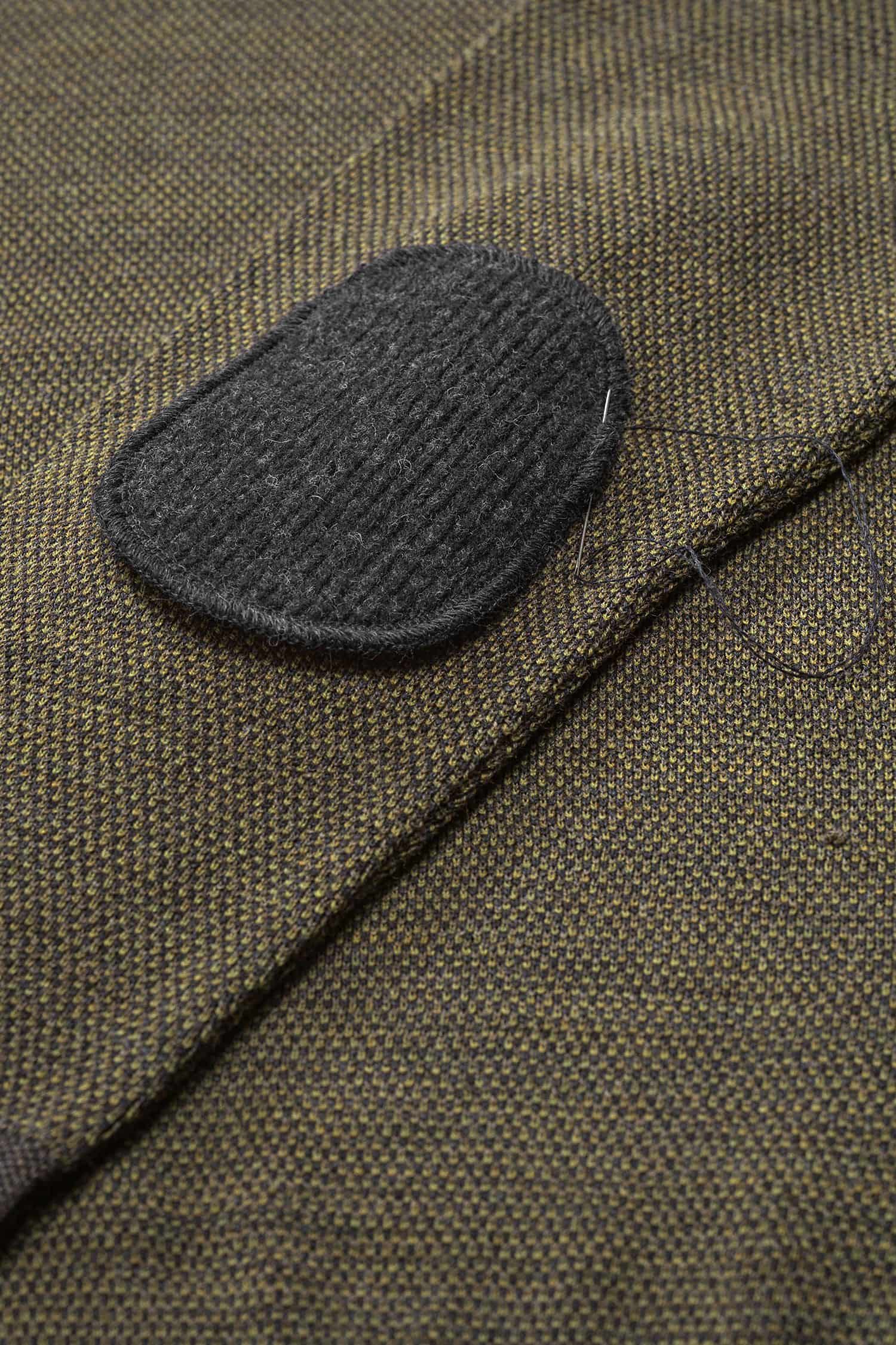anthrazitfarbener Ellenbogenpatch aus bio Wolle (kbT) vom Finkhof wird auf Pulli genäht