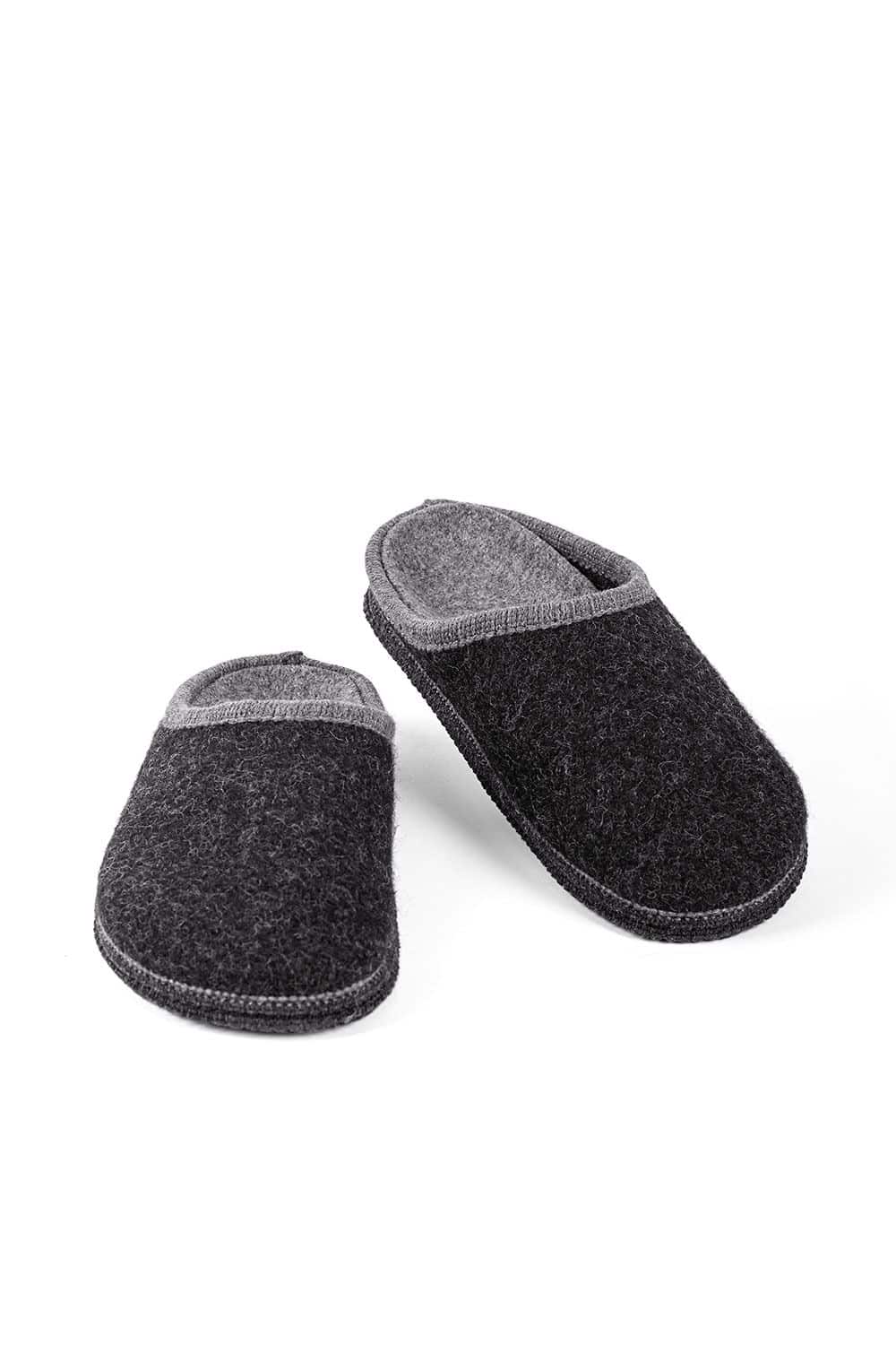 ein Paar anthrazitfarbene Pantoffeln mit Korkfußbett, auf weißem Untergrund