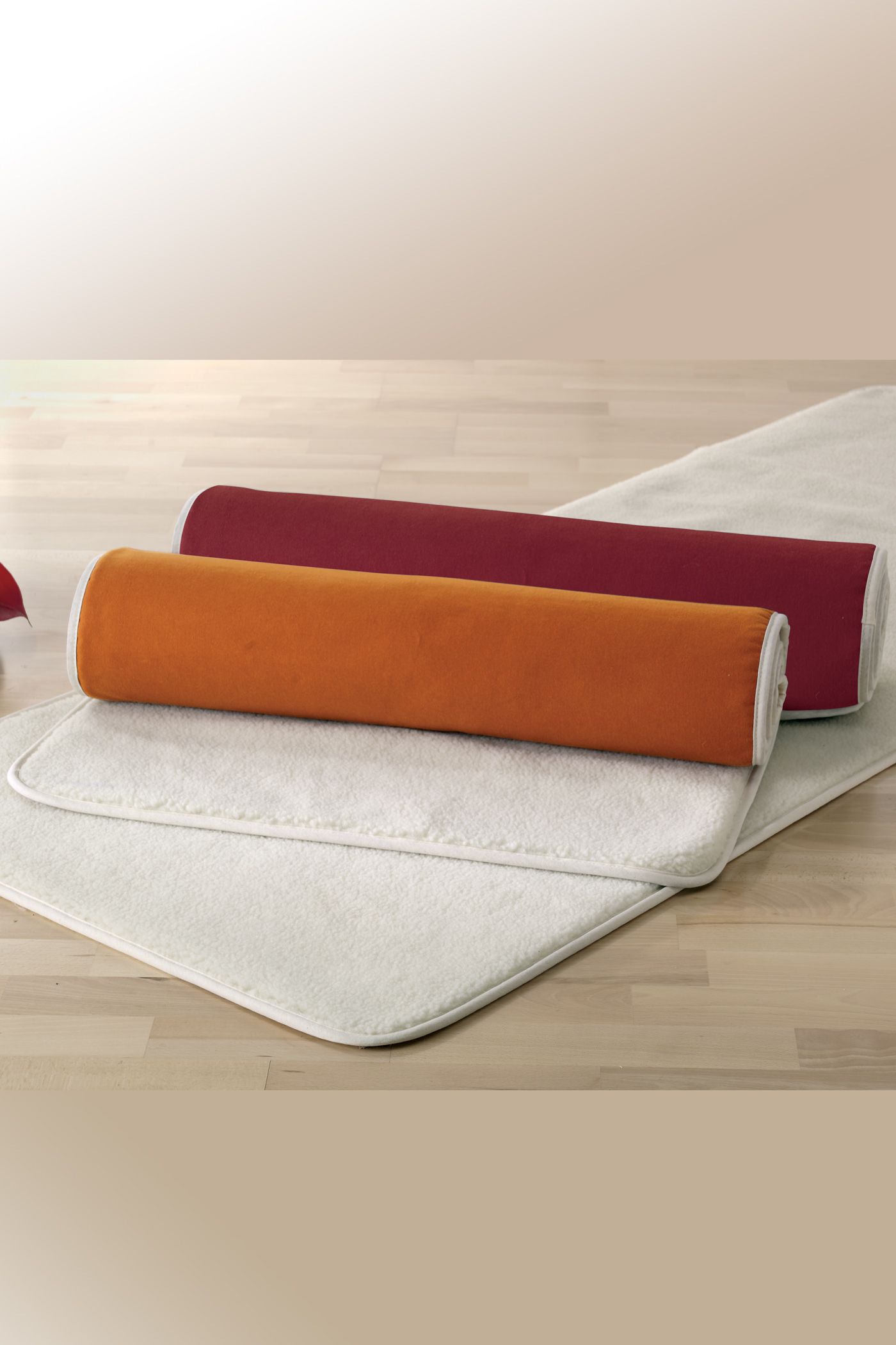 Meditationsmatte 70 x 190 cm Finkhof Meditationsmatten in rot und terra aus bio Baumwolle (kbA) und Wolle aufgerollt hintereinander liegend