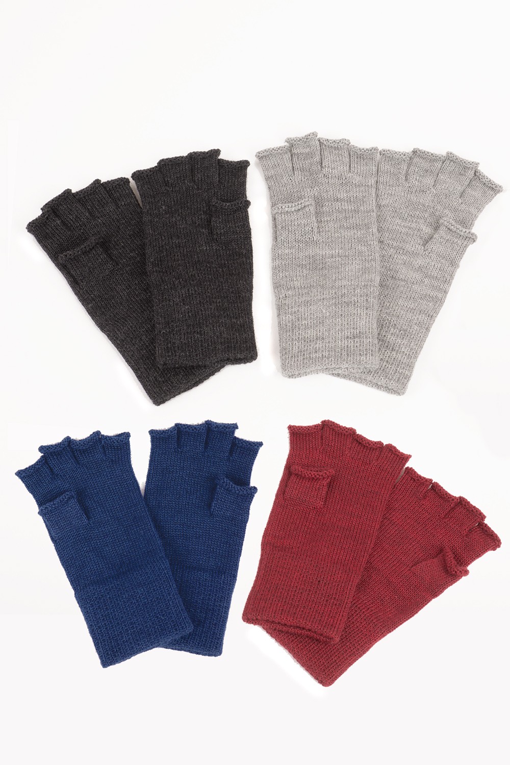 Strickhandschuhe ohne Finger aus reiner Bio-Schurwolle rote, marine, graue und schwarze Finkhof Strickhandschuhe ohne Finger aus bio Wolle (kbT) liegen paarweise auf weiß