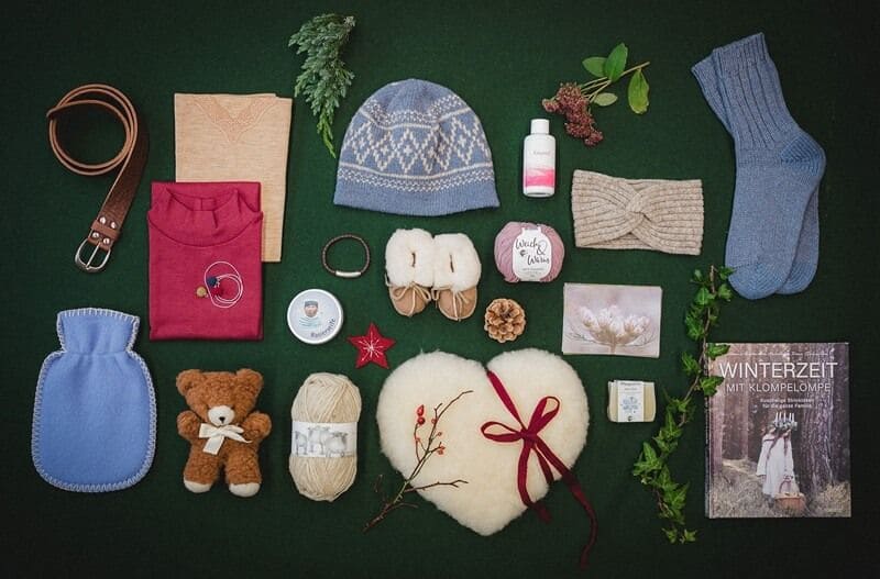 Finkhof Geschenke unter 50 Euro: Mütze, Socken, Wärmflasche, Wolle, Kuscheltier, Naturkosmetik mit Wollwachs.