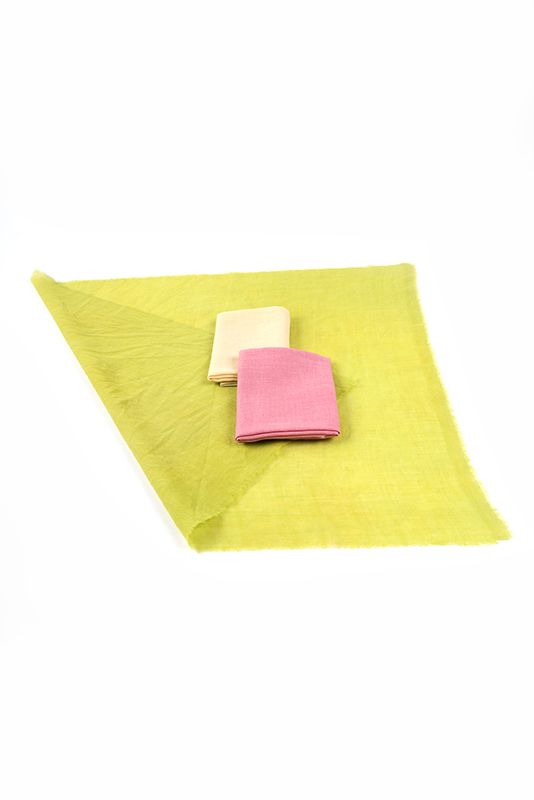 ausgebtreitete pflanzengefärbte Spieltücher aus bio Wolle in grün, gelb und rosa