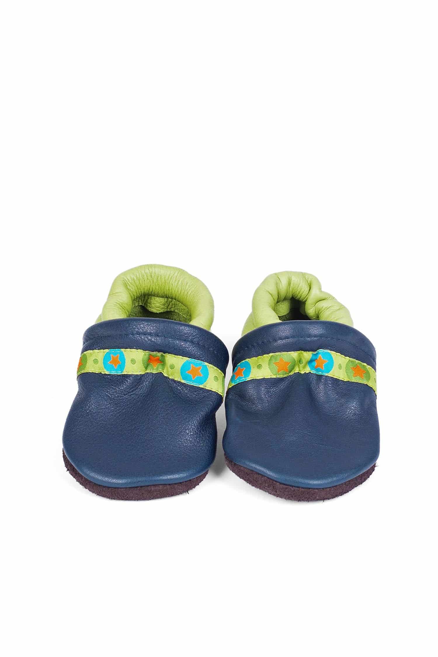 blau grüne Lederpatschen aus Rindsleder vom Finkhof, Freisteller von vorne