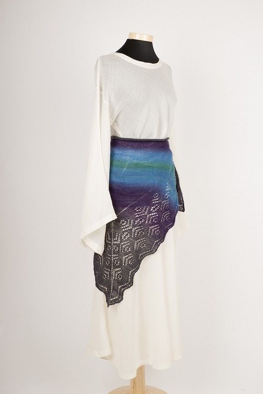 Kleid mit buntem Tuch an Schneiderpuppe als Beispiel für naturweißen Wollmouselinestoff aus bio Wolle (kbT)