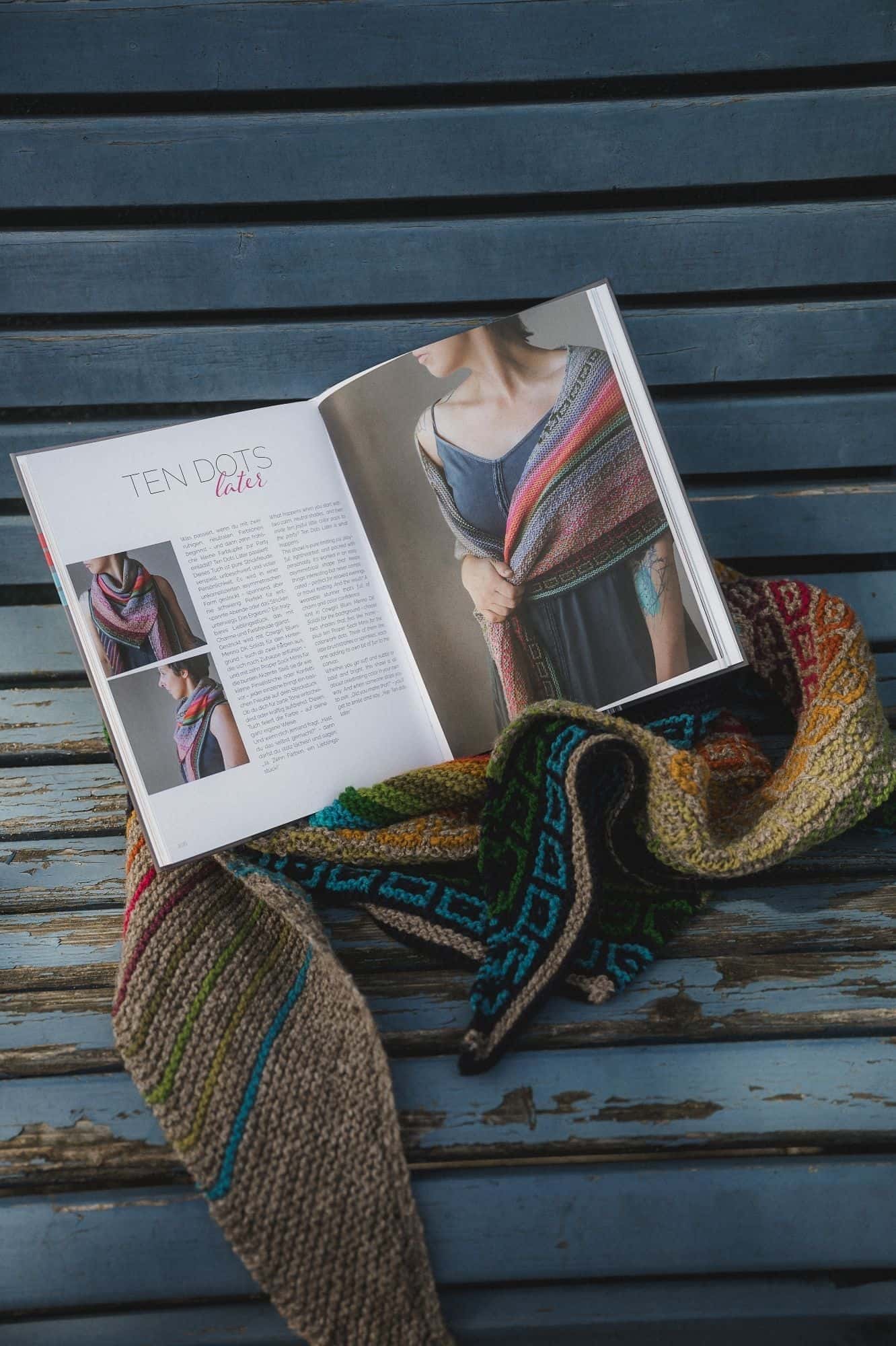 Regenbogenfarbener Schal als Muster zusammen mit dem Buch ,,Shawl love"