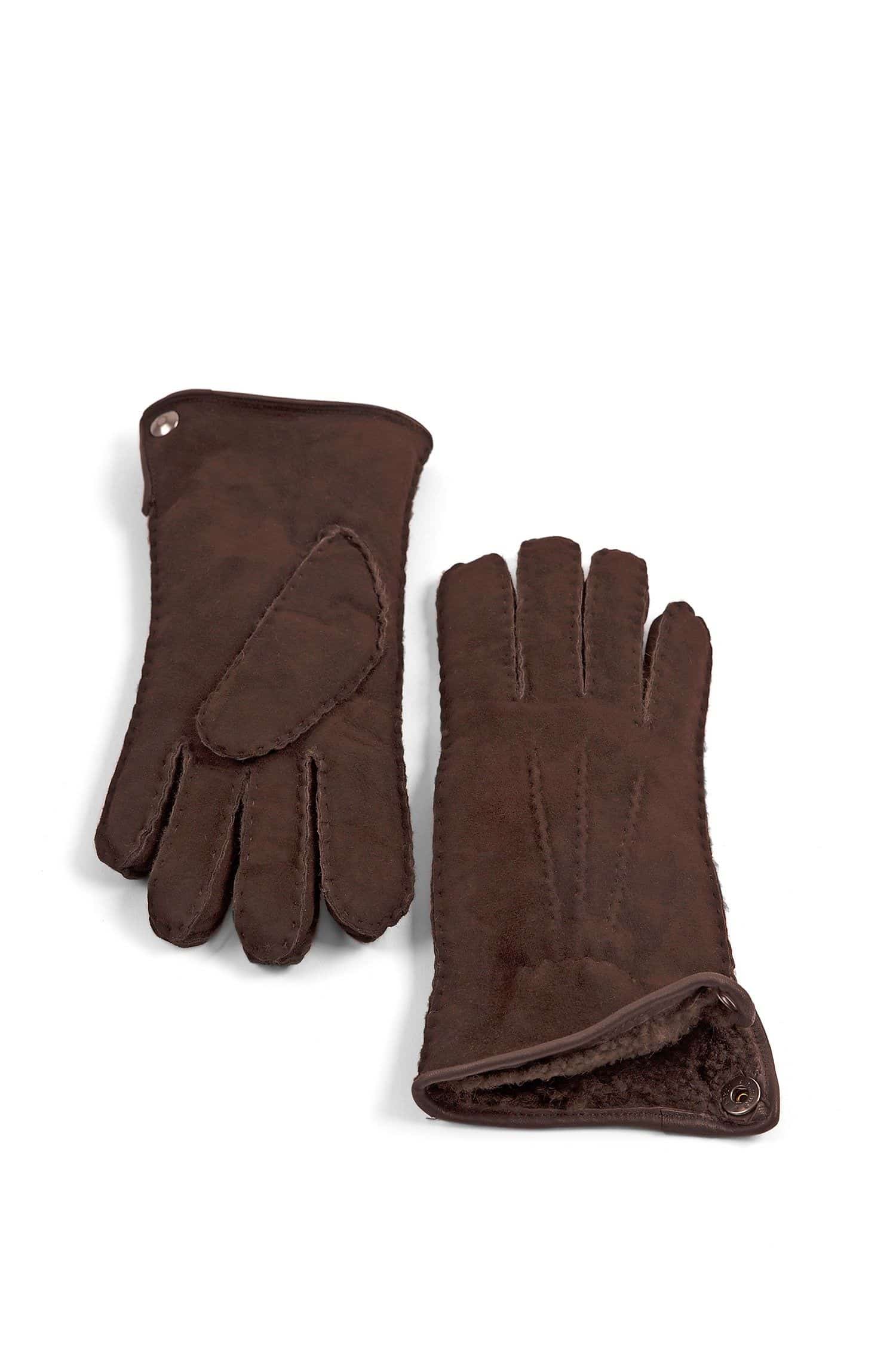 ein Paar dunkelbraune Fell-Fingerhandschuhe aus Pelzvelour, Freisteller