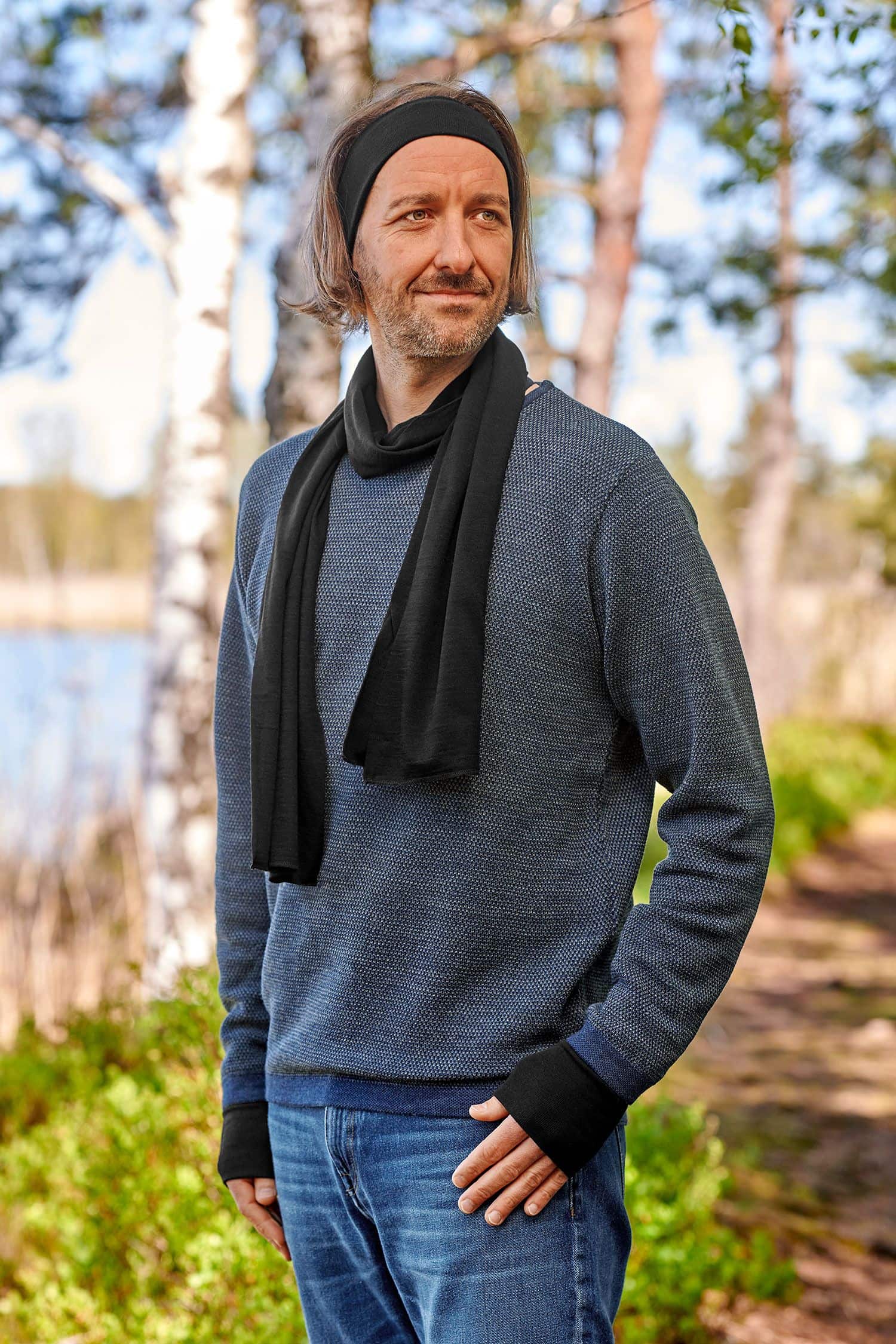 Mann mit grauem Pulli trägt ein schwarzes Stirnband aus bio Wolle (kbT) und Seide mit passendem Schal