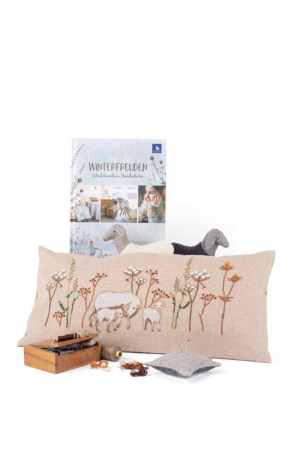 Winterfreuden Schäfchenschöne Handarbeiten Buch ,,Winterfreuden" mit besticktem Kissen, Schafen und Stickutensilien