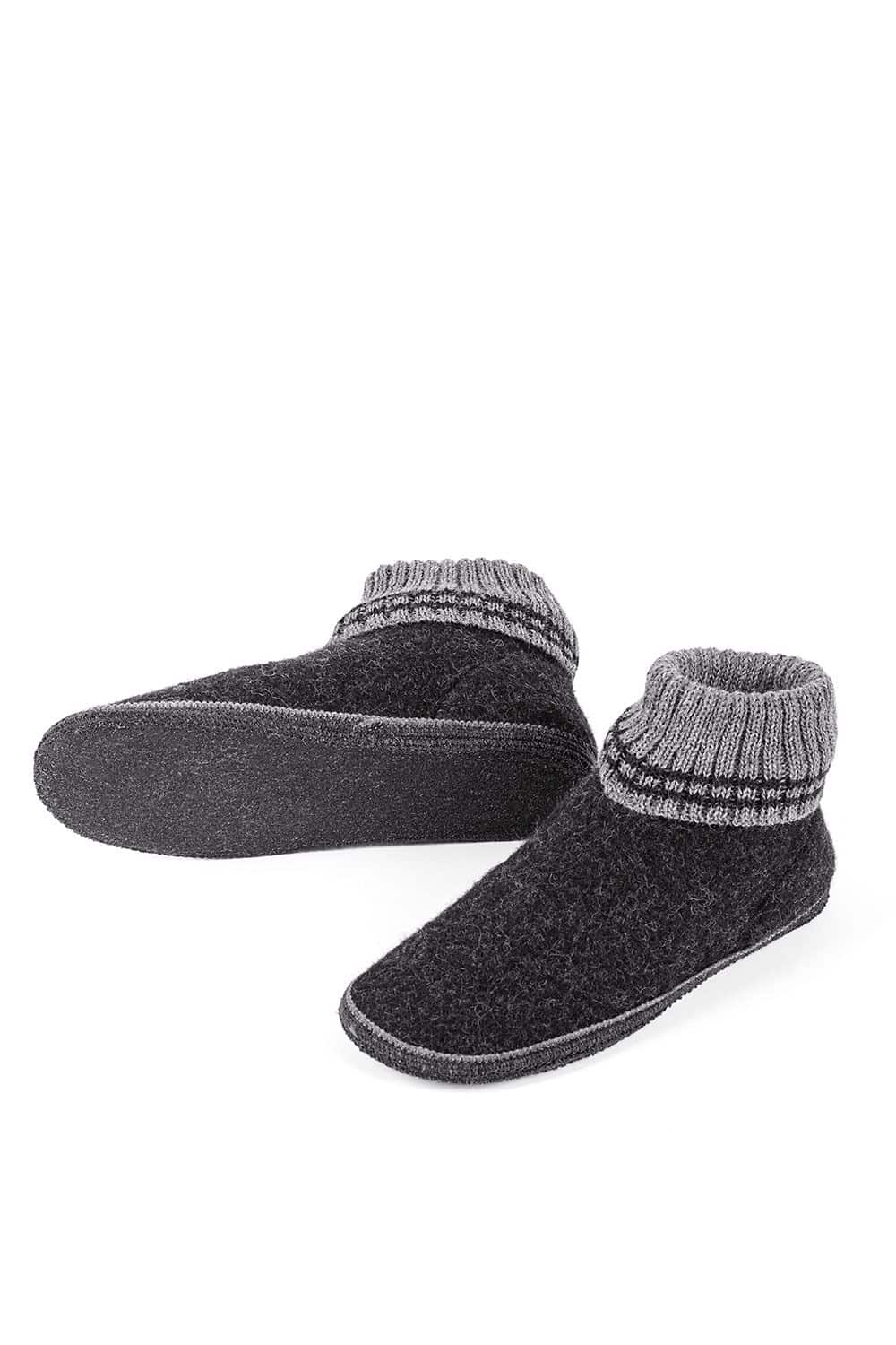 ein Paar anthrazitfarbene Hüttenschuhe mit Korkfußbett ein Schuh von der Seite der Andere von unten, auf weißem Untergrund