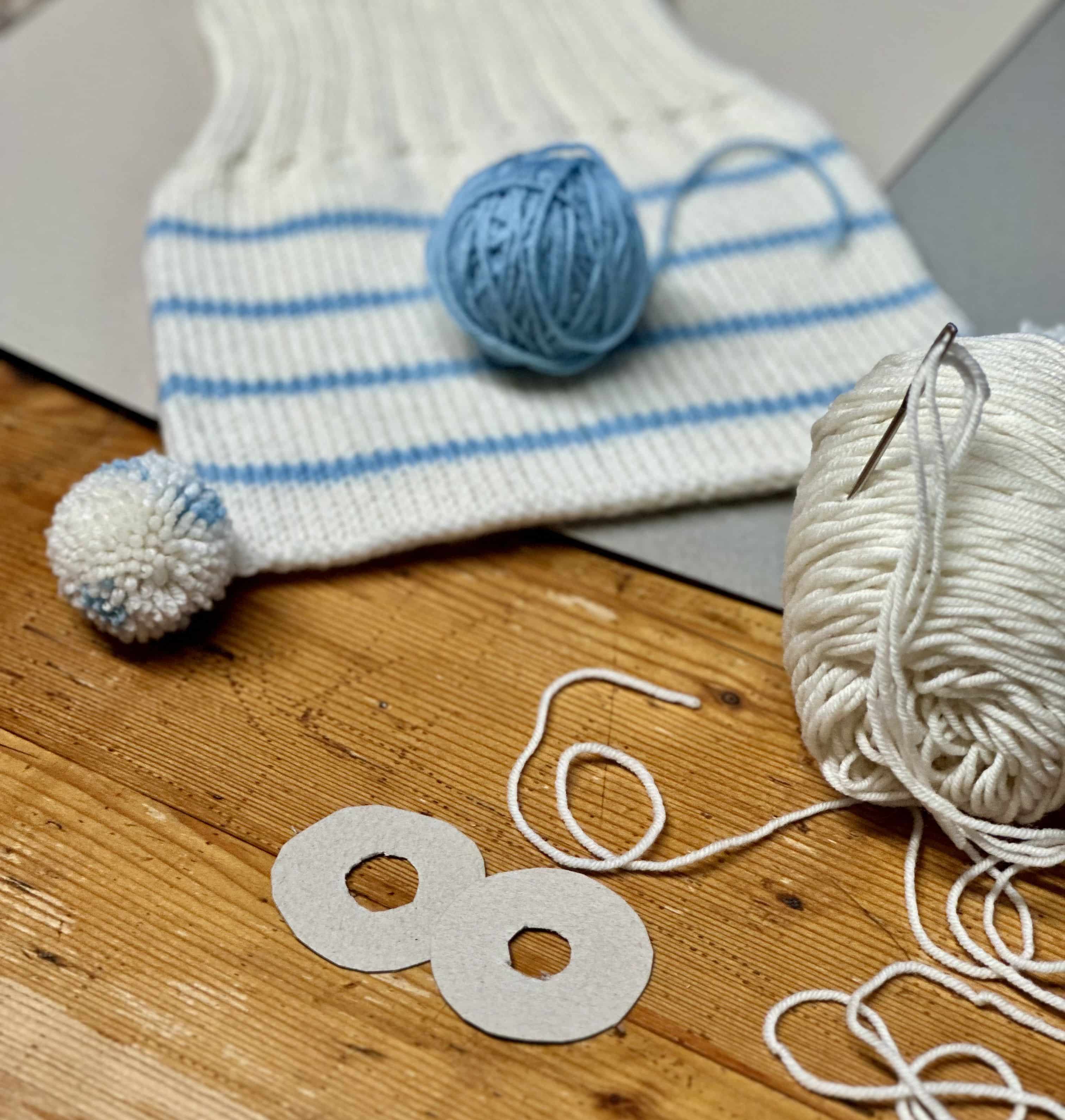 Strickanleitung - Bommelmütze für Kinder Utensilien für blau weiße Mütze, Anleitung
