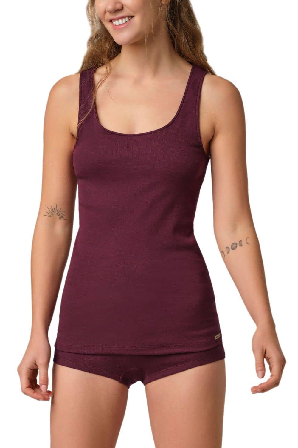 Frontansicht von Model mit Slip und burgrunderrotem Achselhemd mit breiten Trägern aus bio Baumwolle (kbA)