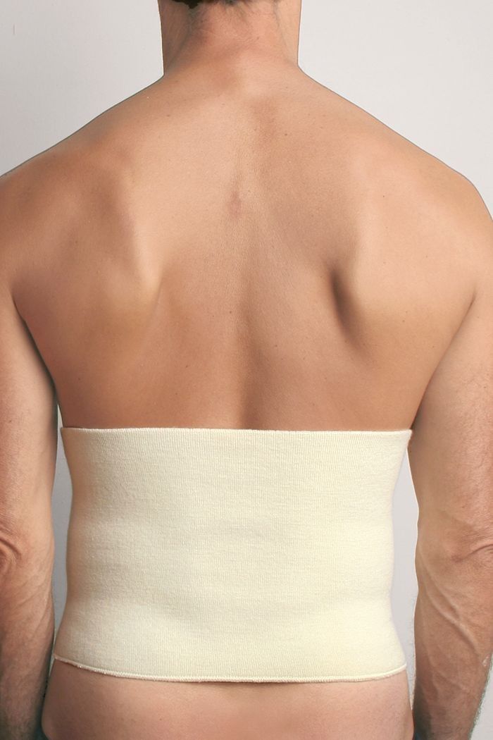Model von hinten mit naturweißem warmen Nierenwärmer aus bio Wolle (kbT), Seide, Baumwolle und Elasthan