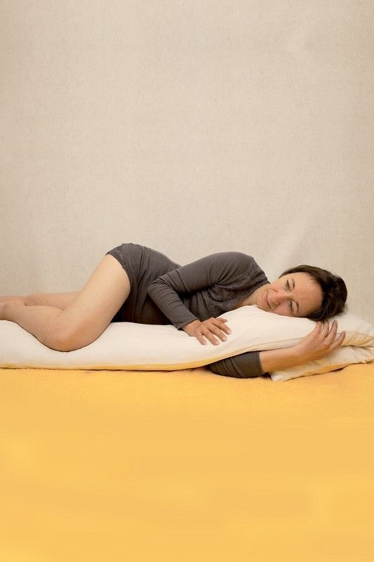 Seitenschläferkissen 30 x 175 cm Seitenschläferkissen vom Finkhof aus bio Wolle (kbT) und bio Baumwolle (kbA) mit Frau auf gelbem Laken