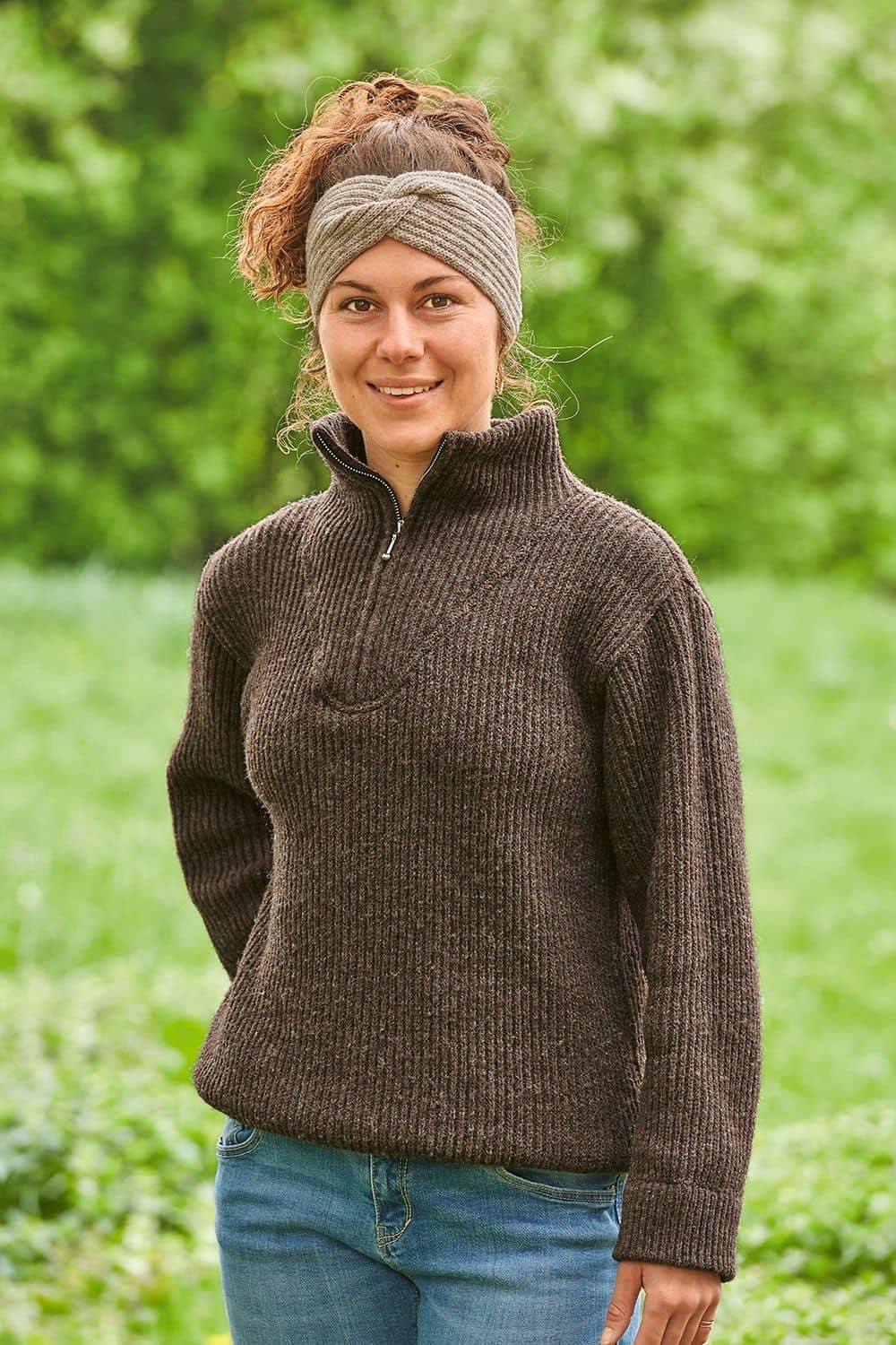 Frau trägt Stirnband mit Twist und braunen Finkhof Troyern in braun aus bio Wolle (kbT)