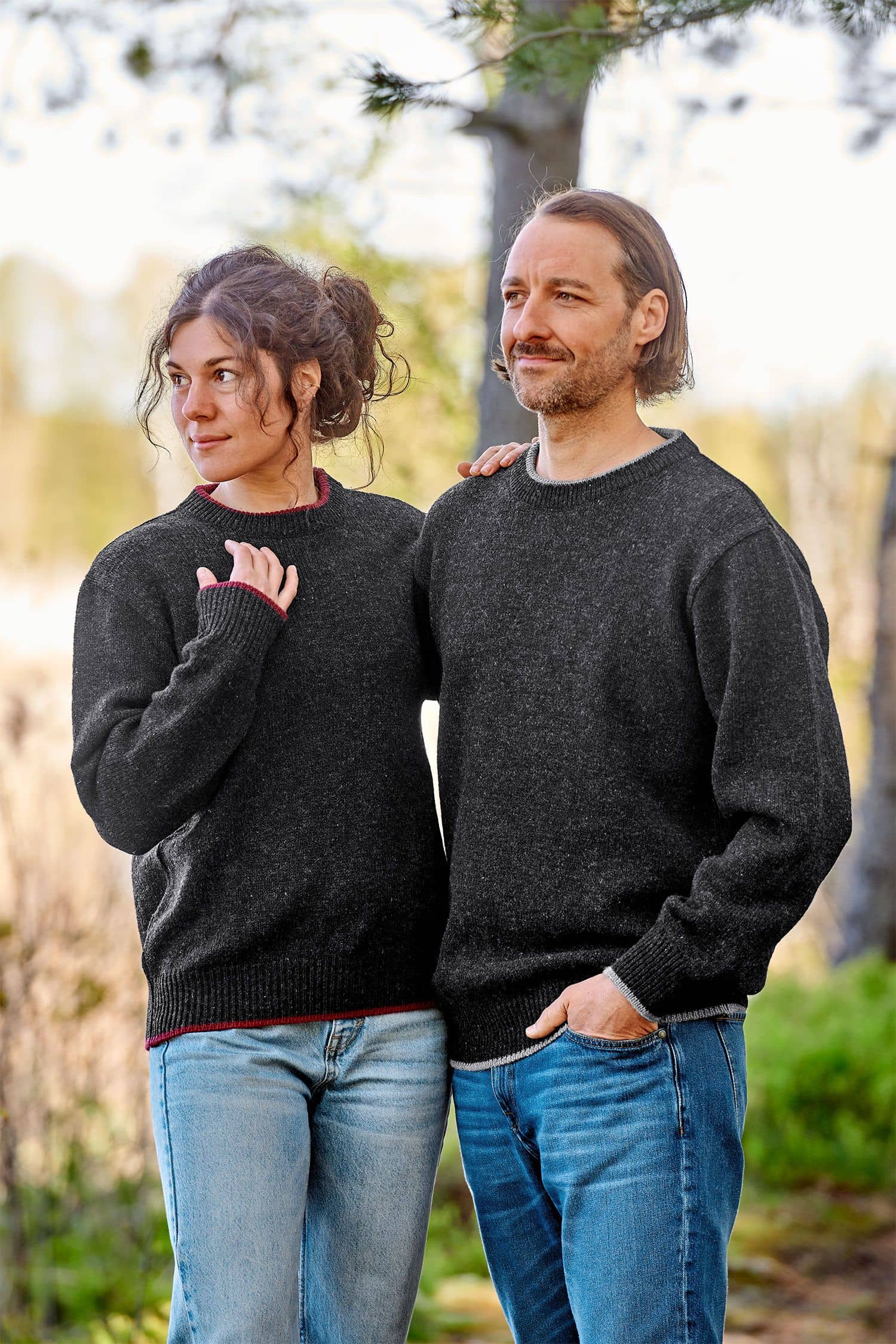 Finkhof-Pulli gefärbt Mann und Frau mit Jeans tragen dunkelgraue Finkhof Pullis aus bio Wolle (kbT)