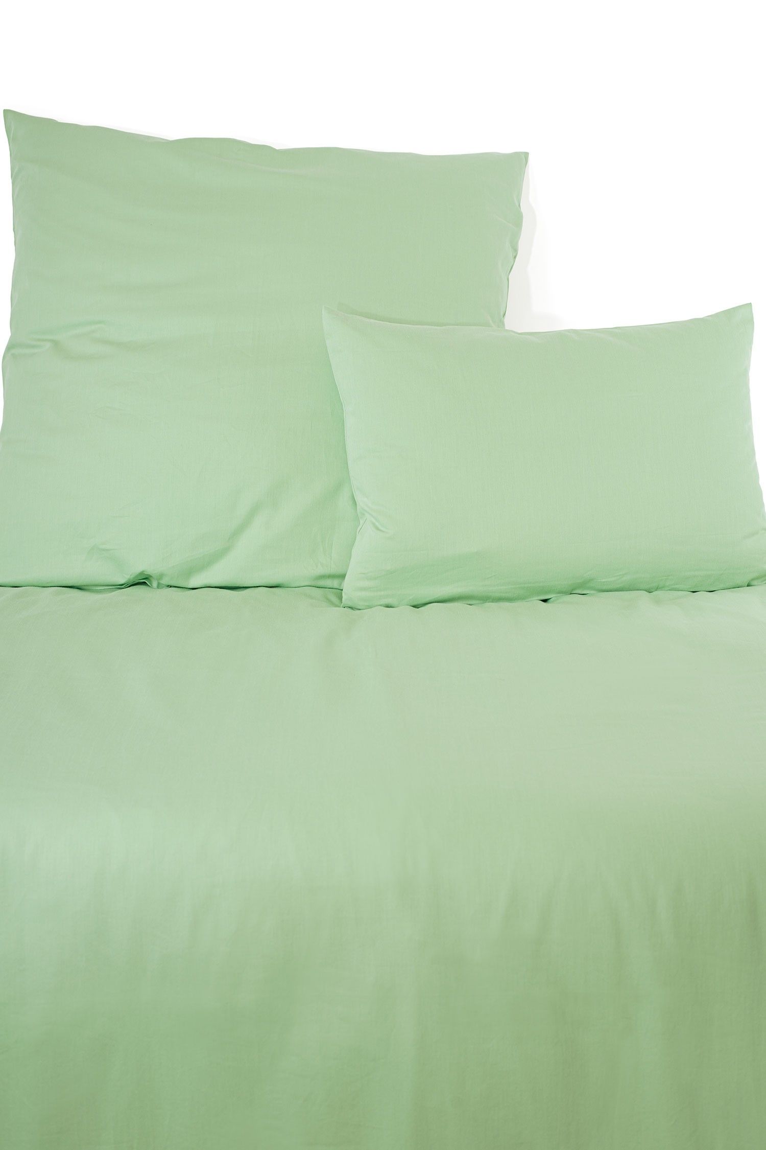 schilfgrüne Satinbettwäsche aus bio Baumwolle (kbA) mit Bettdecke und Kissen