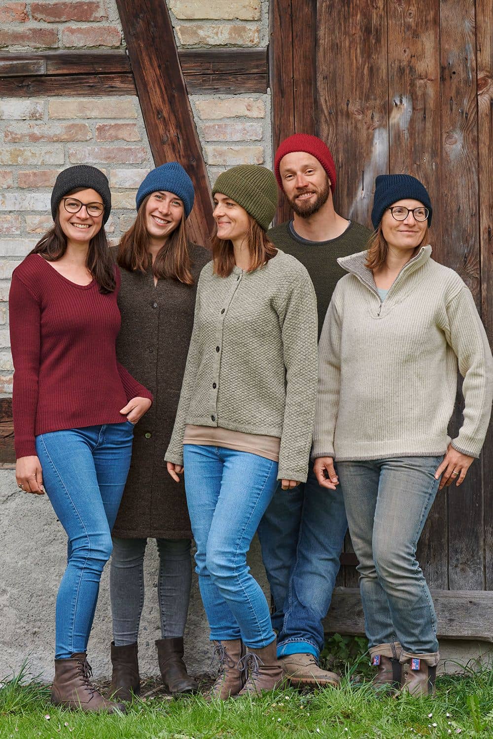 Wollmütze Finkhof Mütze mit Rippenstrick aus bio Wolle (kbT) getragen in fünf Farben auf Gruppenbild