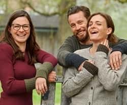 Fröhliche Menschen, die Naturmode von Finkhof tragen