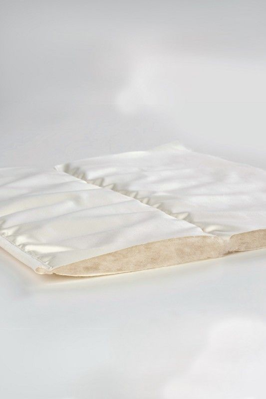 aufgeschnittene Sommersteppdecke in weiß aus bio Baumwolle (kbA) und Wolle (kbT) vom Finkhof