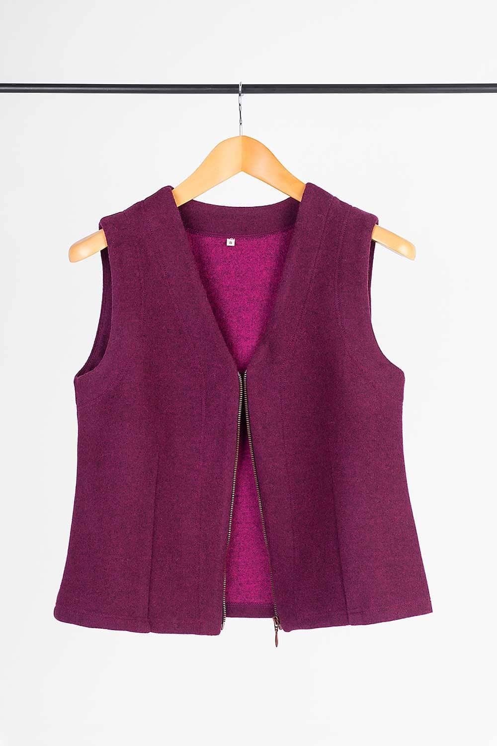 pinke/ brombeerfarbene Weste Marlene vom Finkhof mit Reißverschluss hängt auf Kleiderstange