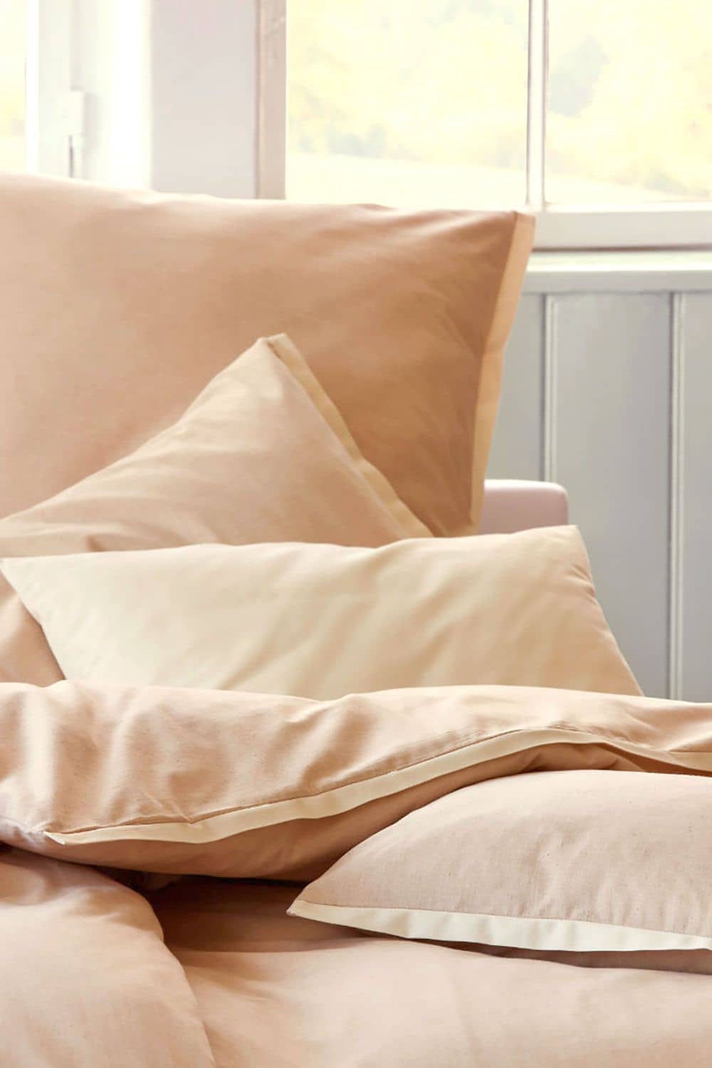 Nahaufnahme von ungefärbter Bettwäsche aus bio Baumwolle (kbA)