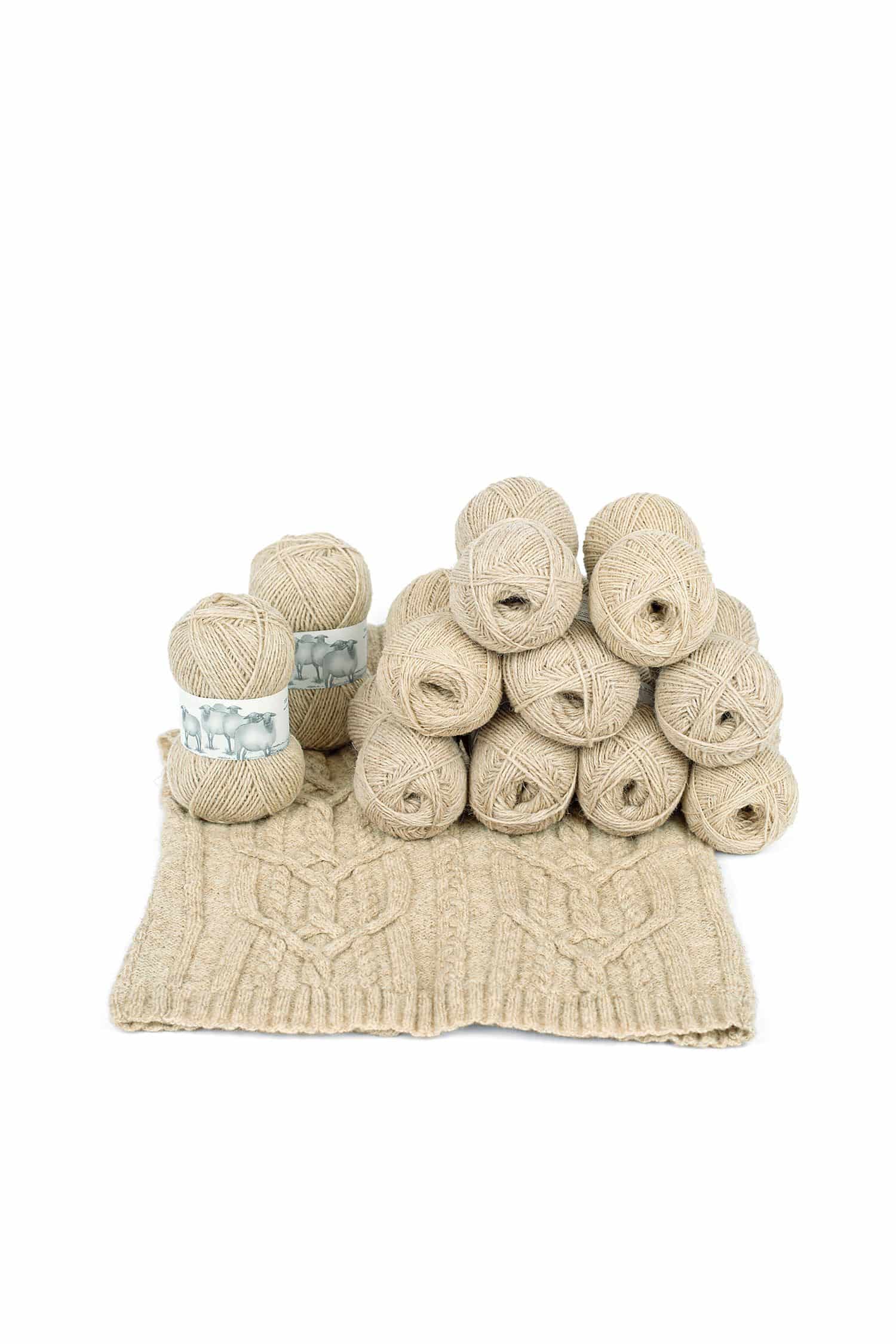 Fuchswolle dünn ungefärbt ungefärbtes dickes Wollgarn aus Fuchswolle aus bio Schurwolle (kbT) vom Finkhof gestapelt mit Knäul im Vordergrund