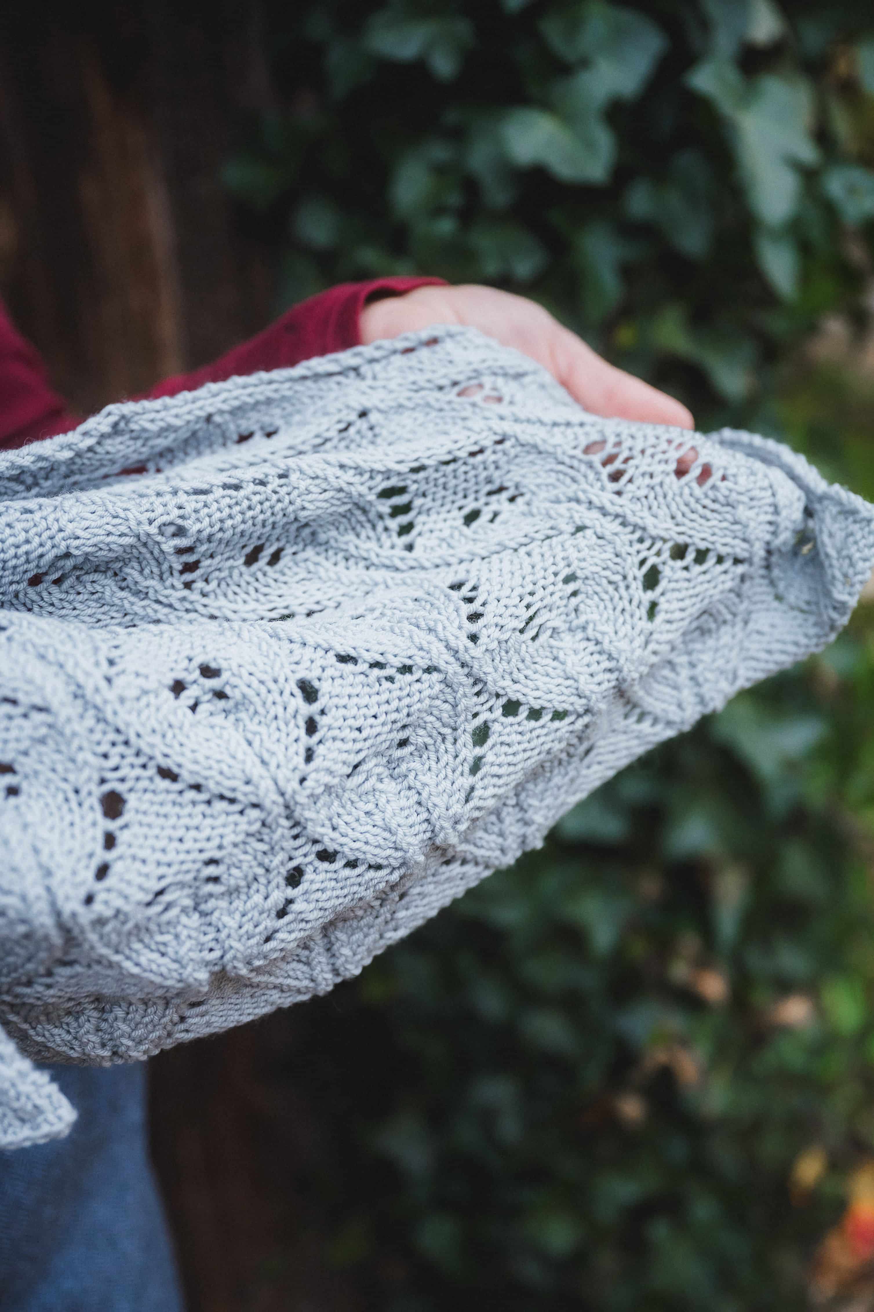 Nahaufnahme von blauem Schal mit Ajourmuster