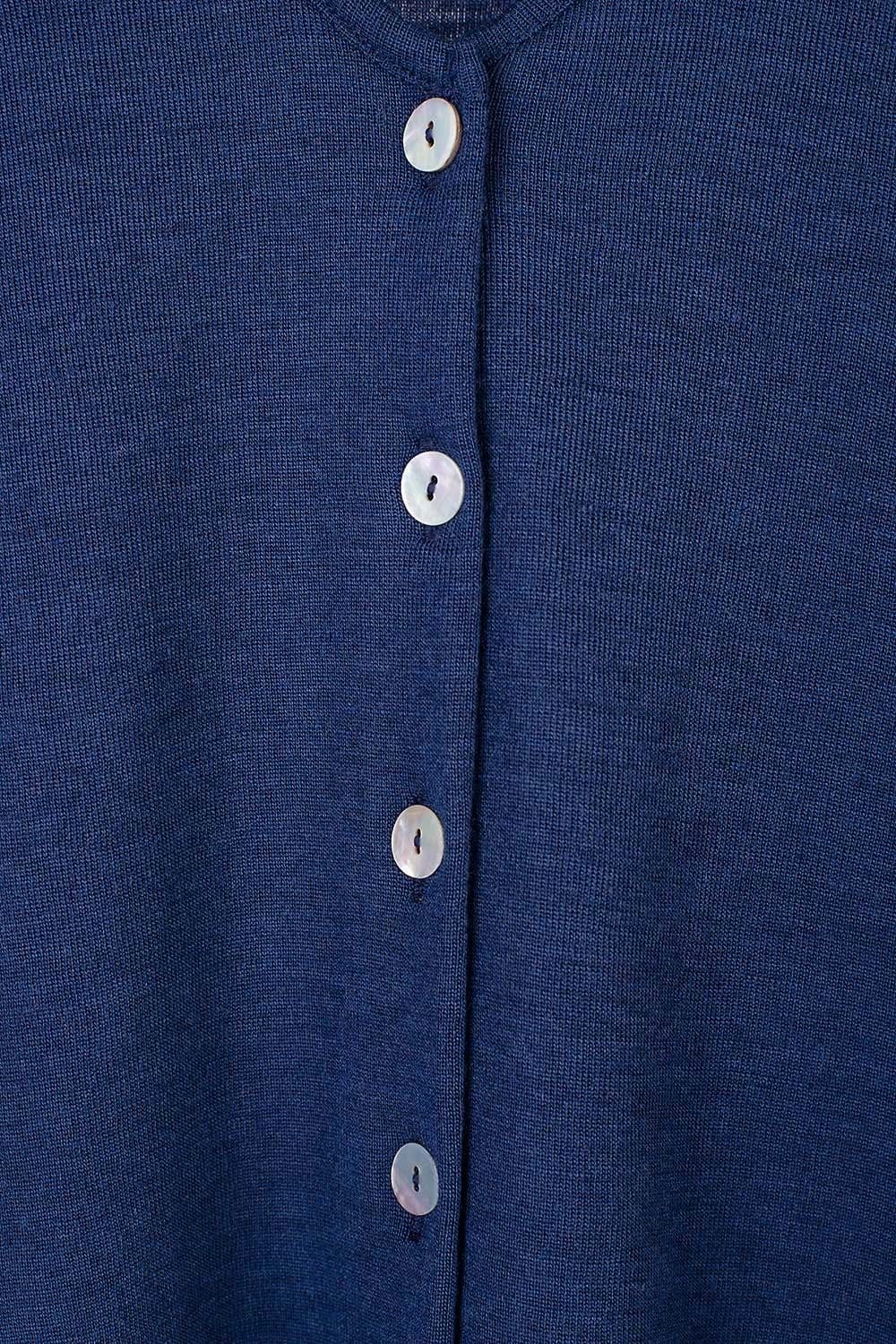 Detailaufnahme von den Knöpfen des marineblauen Cardigans aus bio Wolle (kbT) und Seide