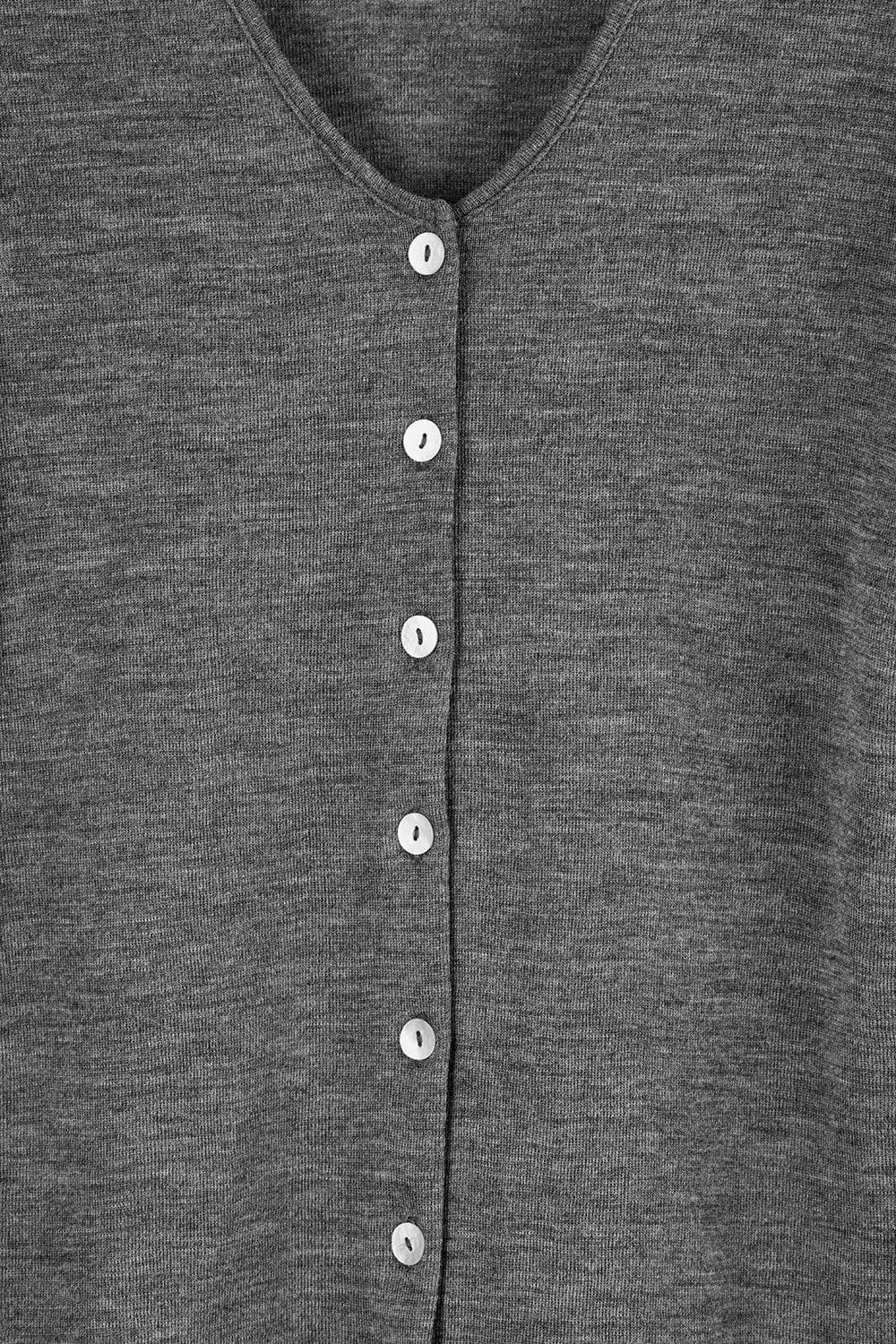Detailaufnahme der Knopfleiste des grauen Cardigans aus bio Wolle (kbT)