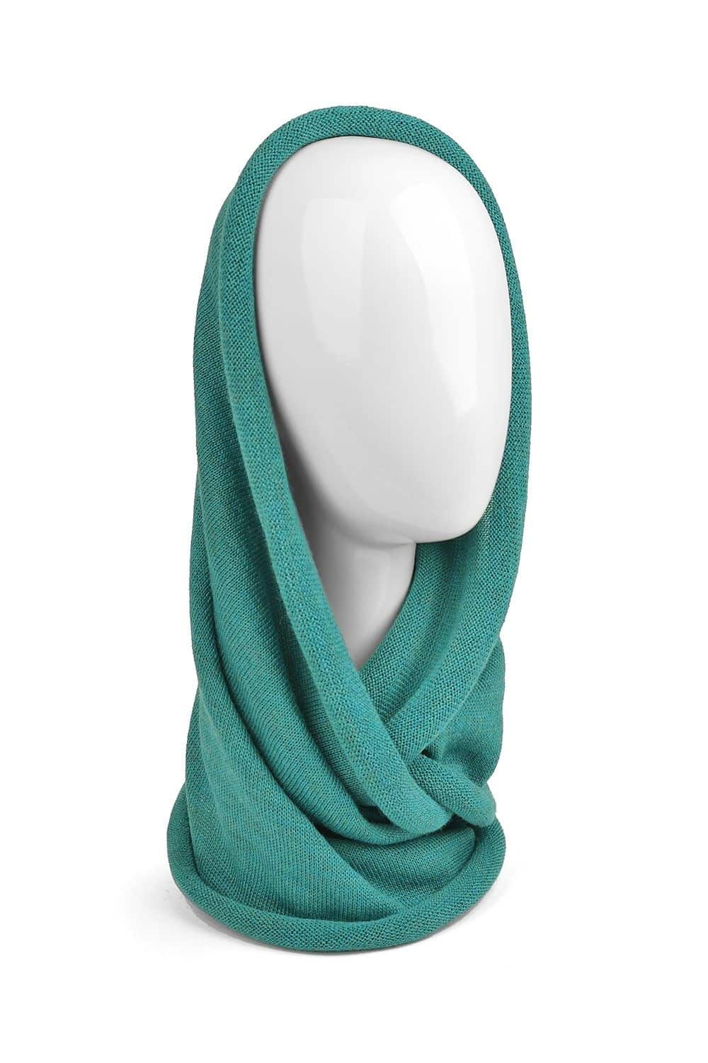 Puppenkopf hat türkisen Schal am Hinterkopf aus bio Wolle (kbT) vom Finkhof