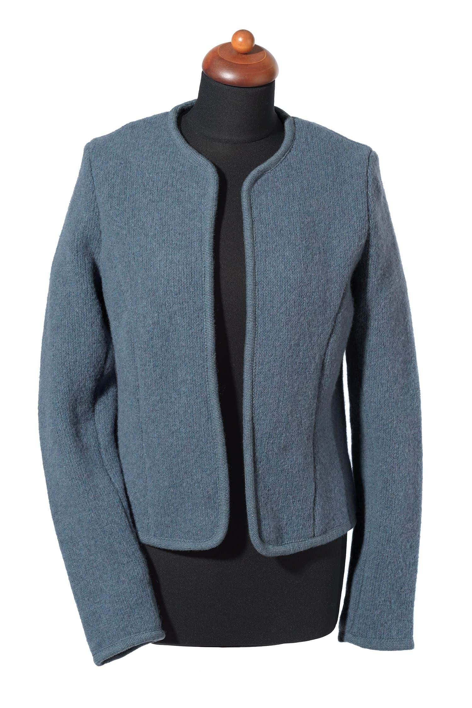 Jacke aus rauchblauem Strickwalk aus bio Wolle (kbT) vom Merinolandschaf vom Finkhof