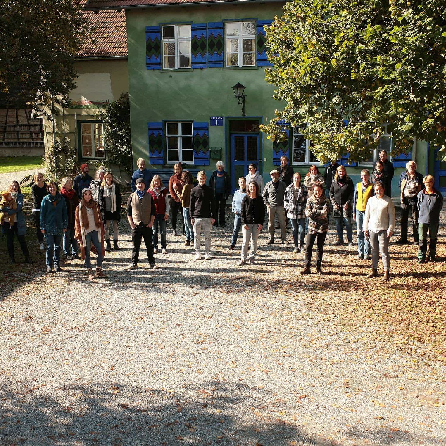 Finkhof Gruppenbild mit Abstand vor grünem Haus