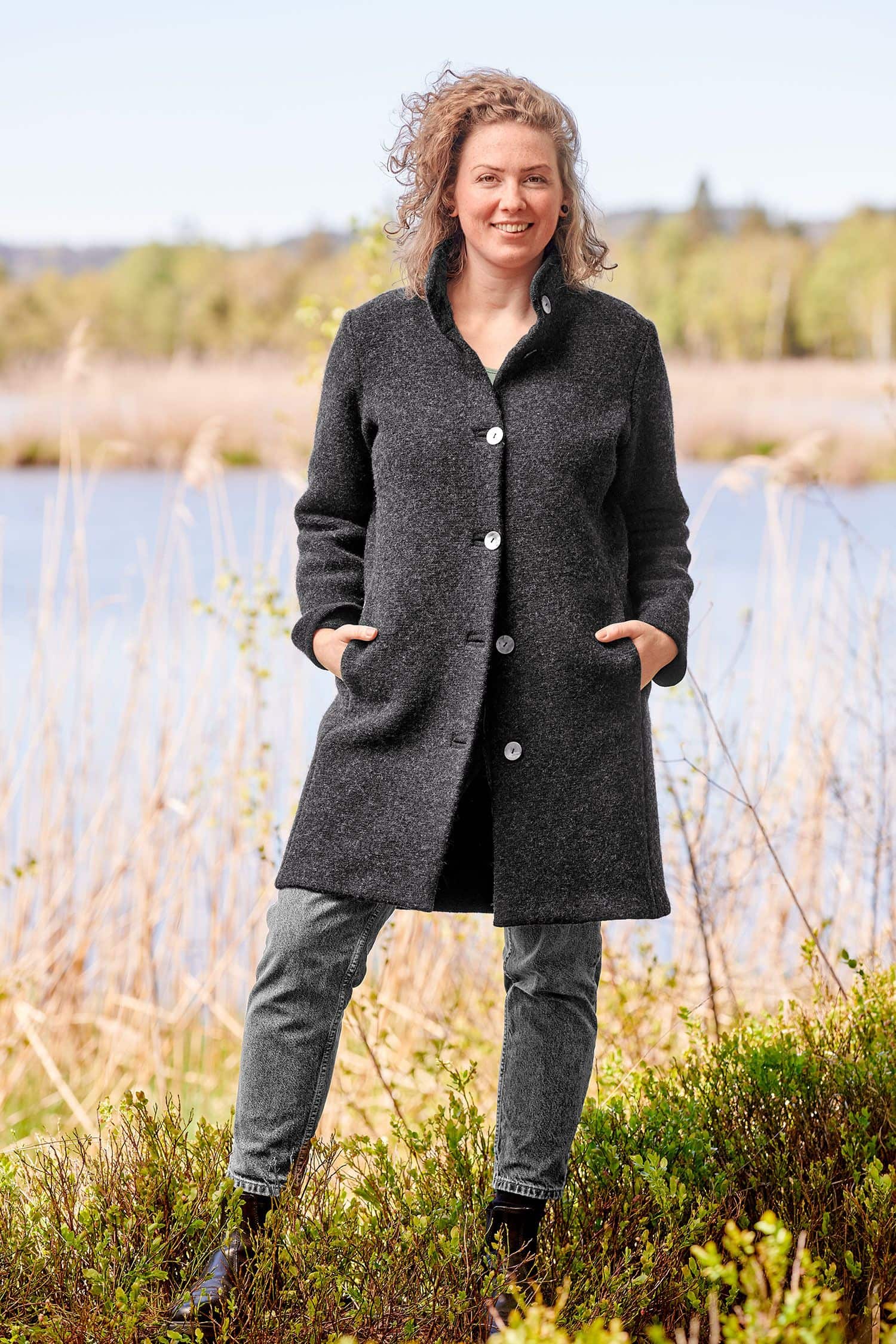 Finkhof-Wollwalk-Mantel gefärbt Frau trägt einen anthrazitgrauen Wollwalkmantel aus bio Wolle (kbT) vom Finkhof