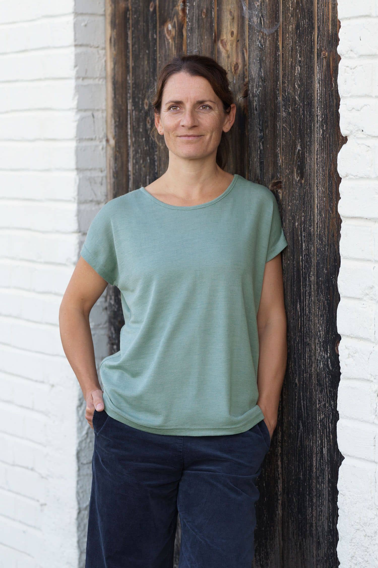 Frau trägt pastellblaues oversize Shirt aus bio Wolle (kbT) und Seide