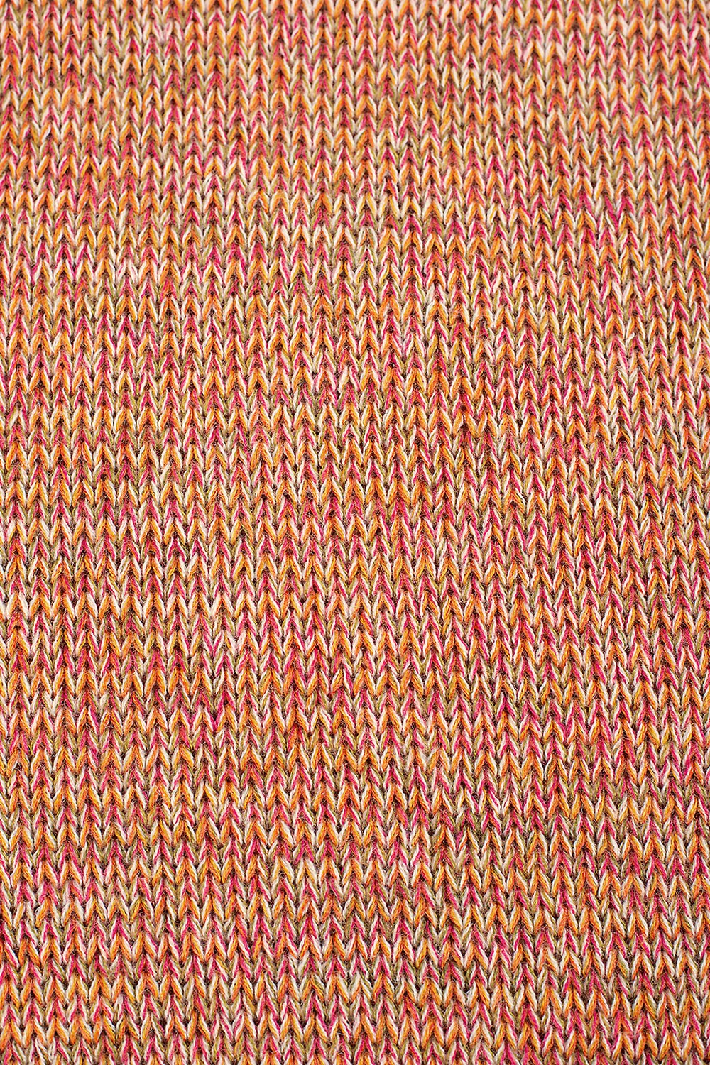 Nahaufnahme vom Strickmuster des orangemelierten Pullunder aus bio Wolle (kbT)
